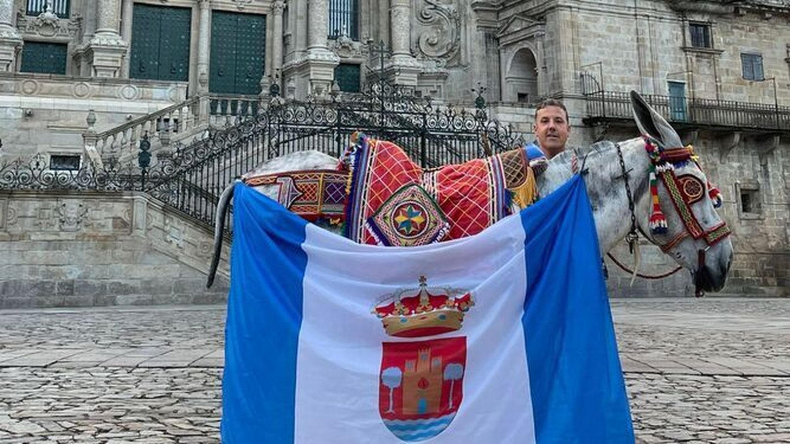 Álvaro Jiménez, vecino de Las Pajanosas, con 'Ventero', al finalizar el Camino de Santiago.