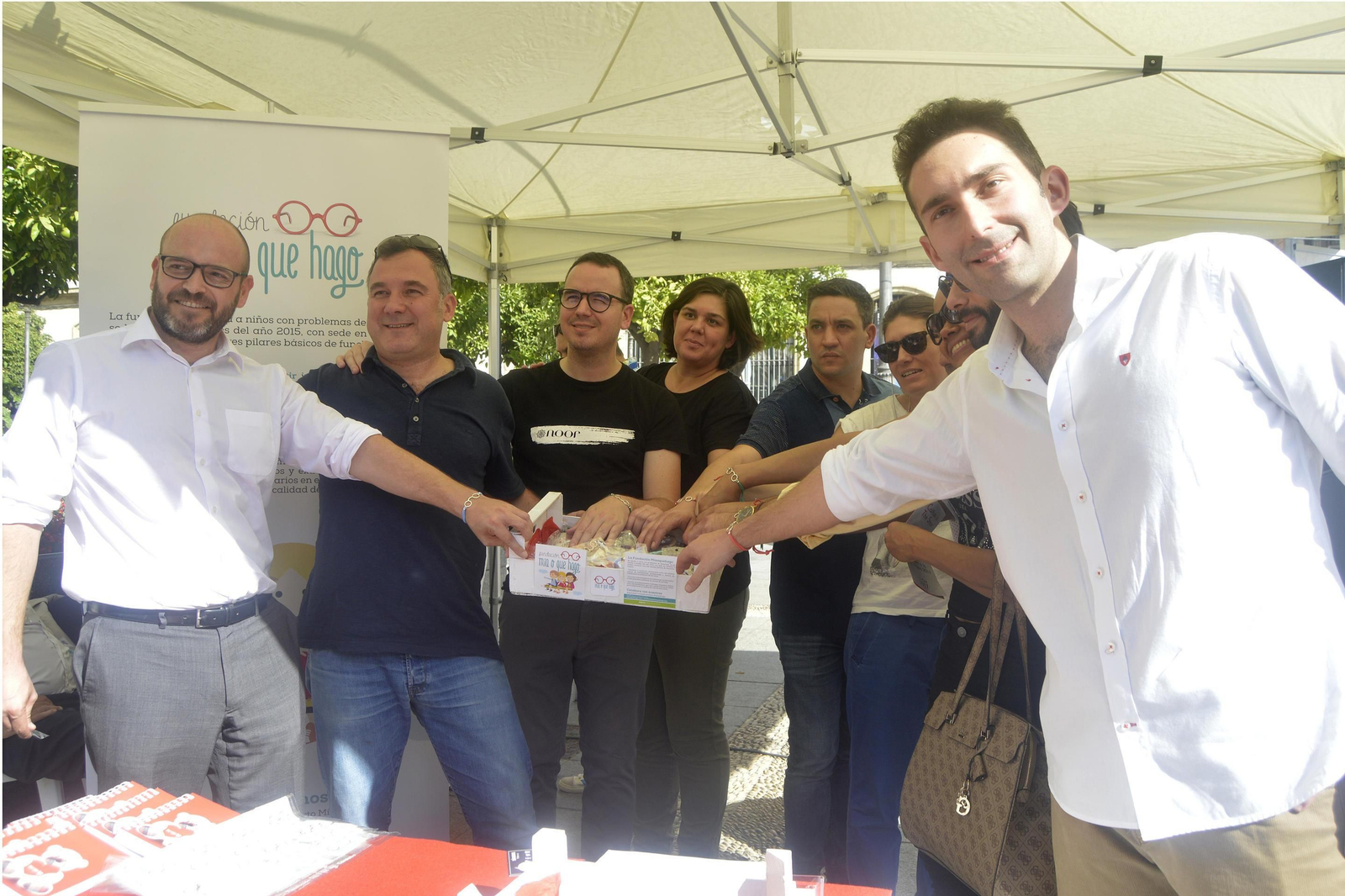 Uno de los participantes prepara uno de las tapas del concurso.