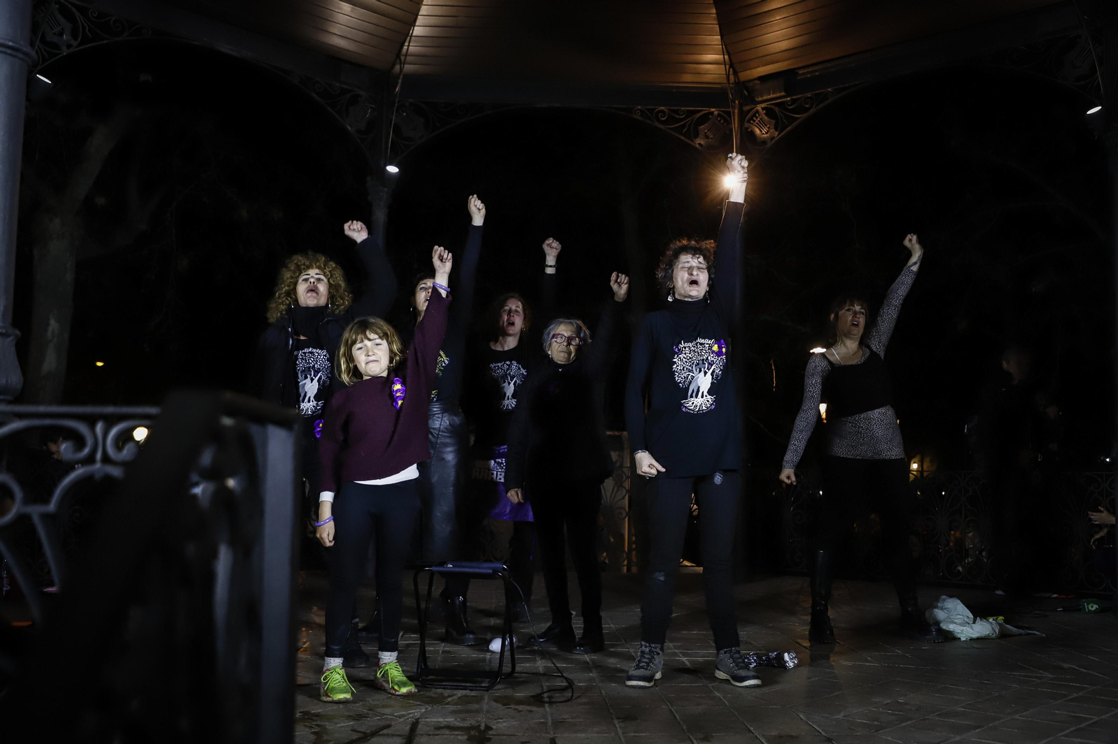 Una ola morada inunda la avenida principal de Granada en el Día de la Mujer