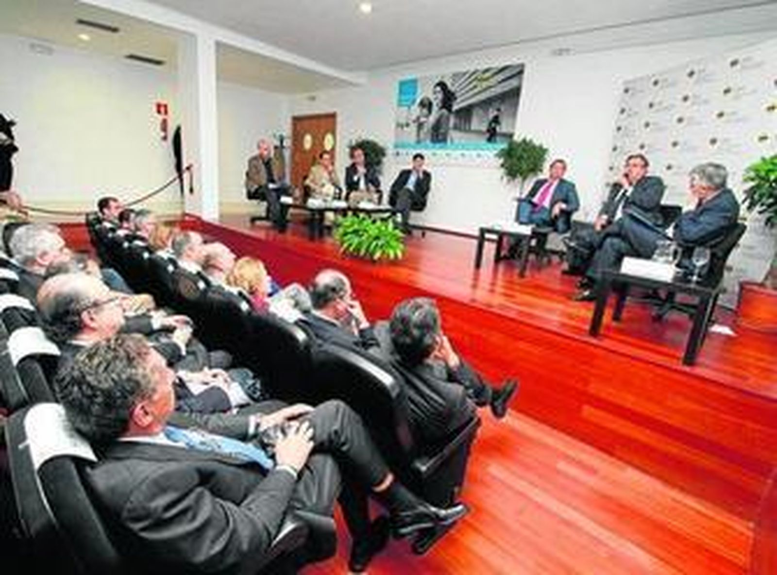 Zoido interviene ante el auditorio de la CEU San Pablo en un coloquio dirigido por un grupo de periodistas.