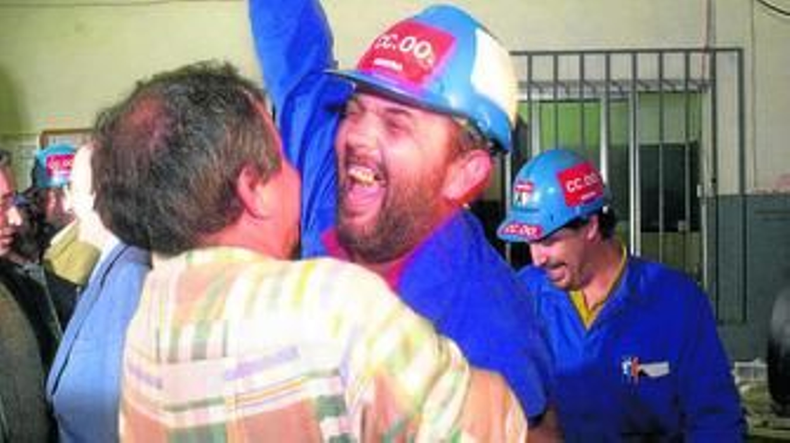 Los mineros celebran el pacto que puso fin al último de sus encierros en Riotinto hace diez años.
