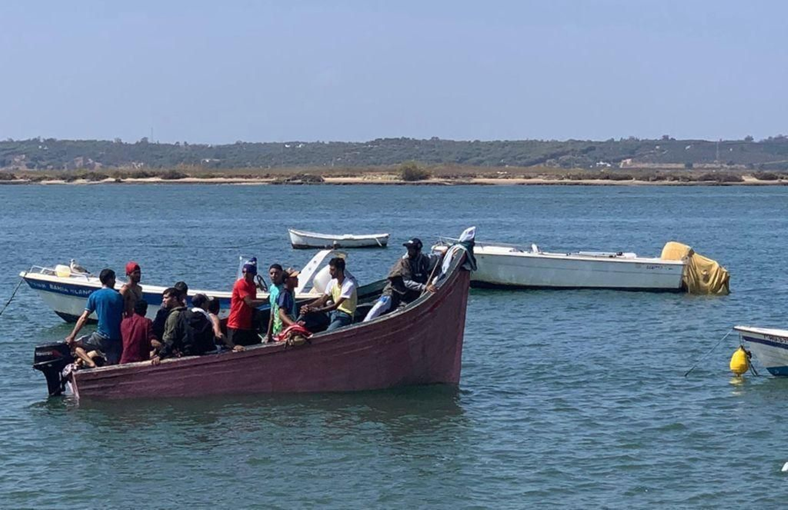 La patera a su llegada a la playa de El Cantil de Isla Cristina.