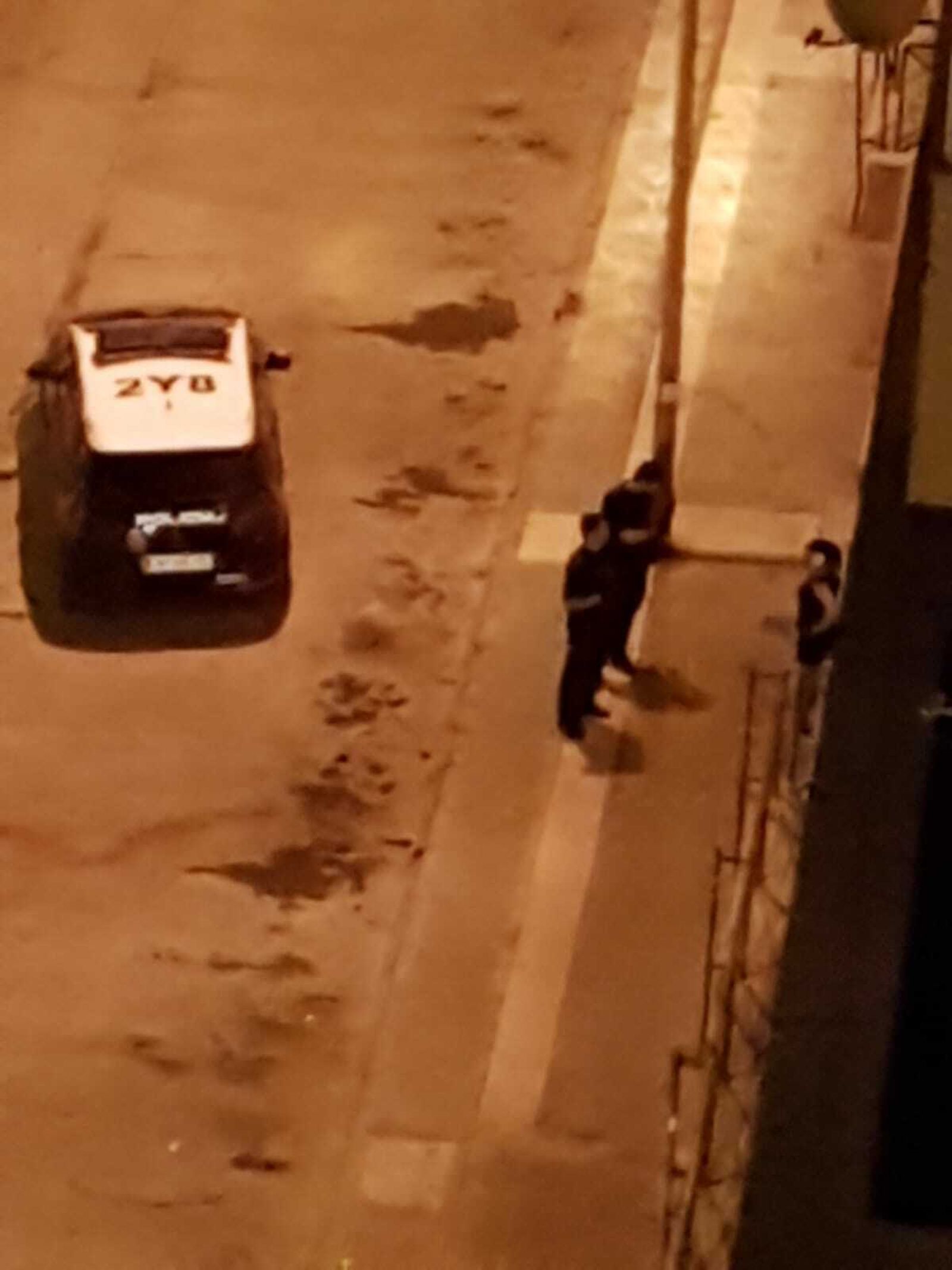 Agente de policía con una joven