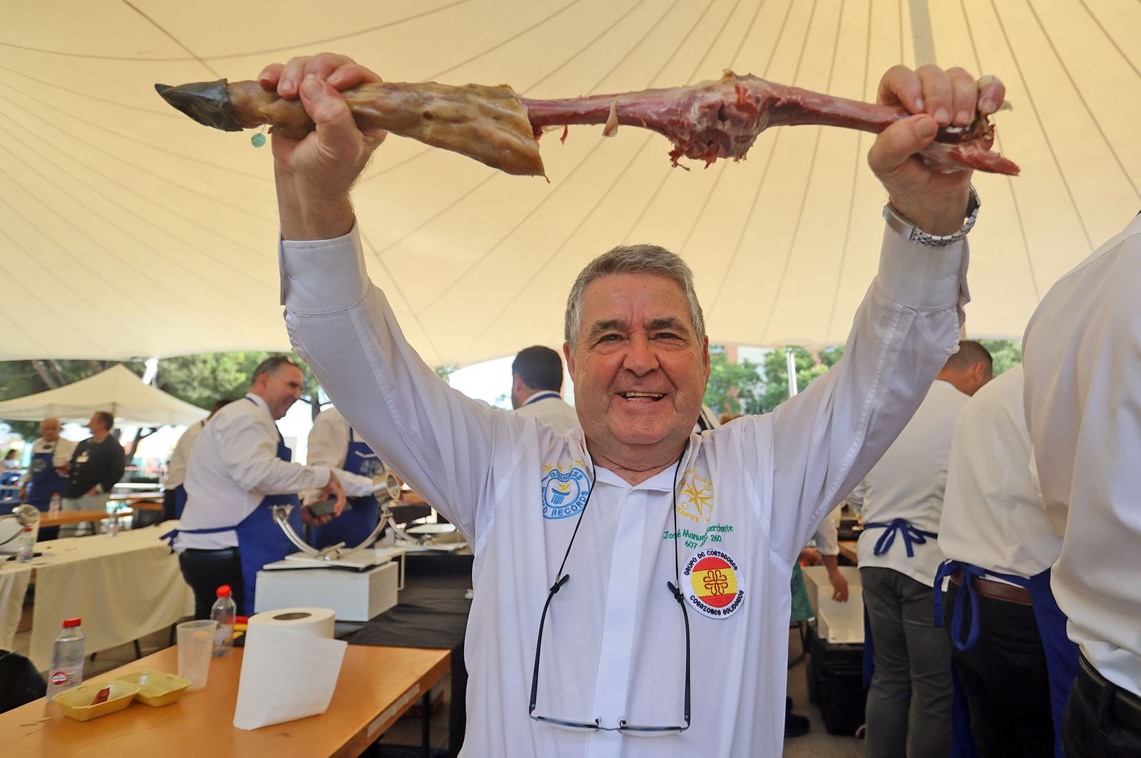 Huelva consigue el récord Guinness con el plato de jamón más grande del mundo, en imágenes