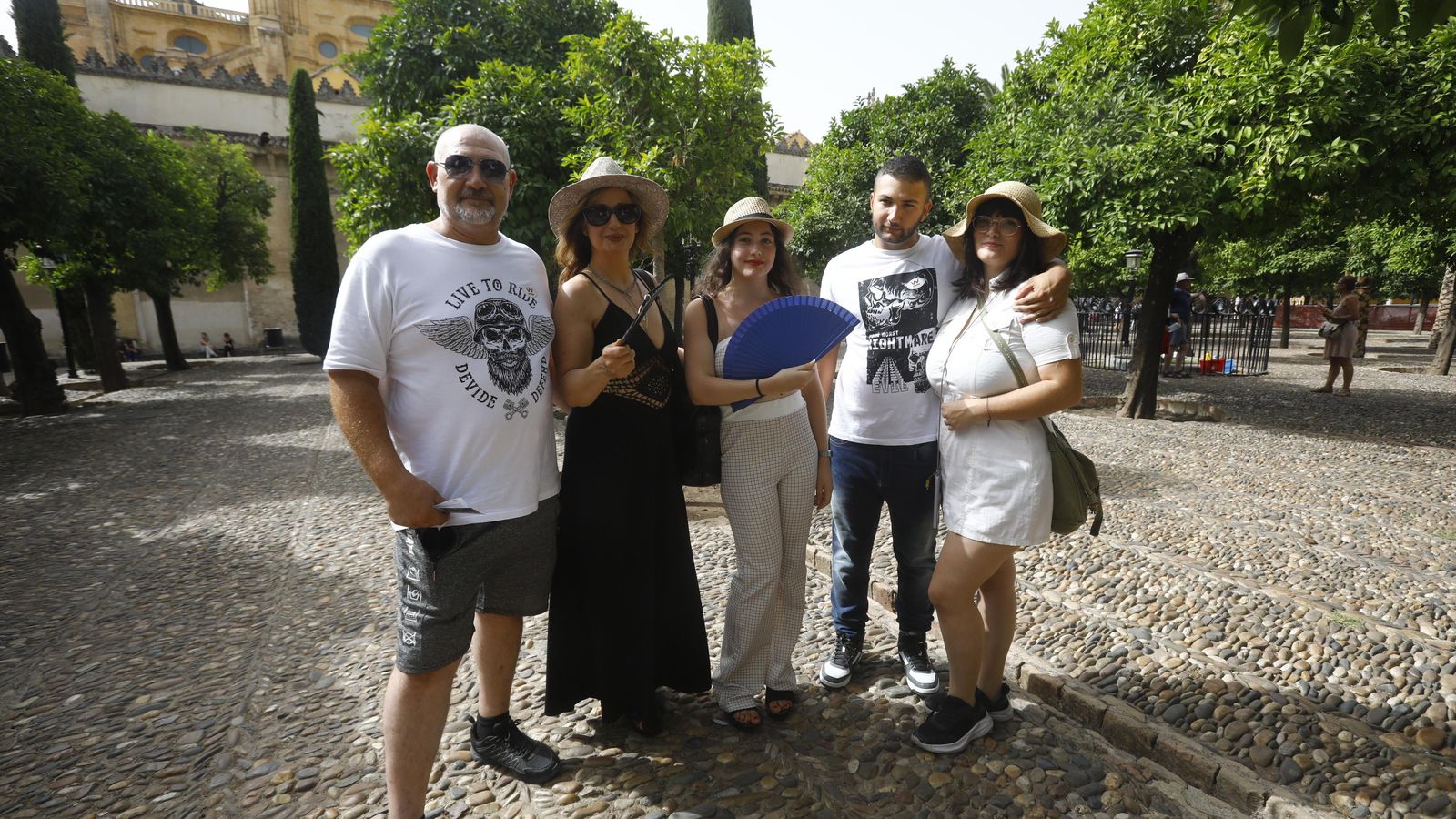 José Luis Lara junto a su familia en el patio de los Naranjos. José Luis Lara junto a su familia en el patio de los Naranjos.