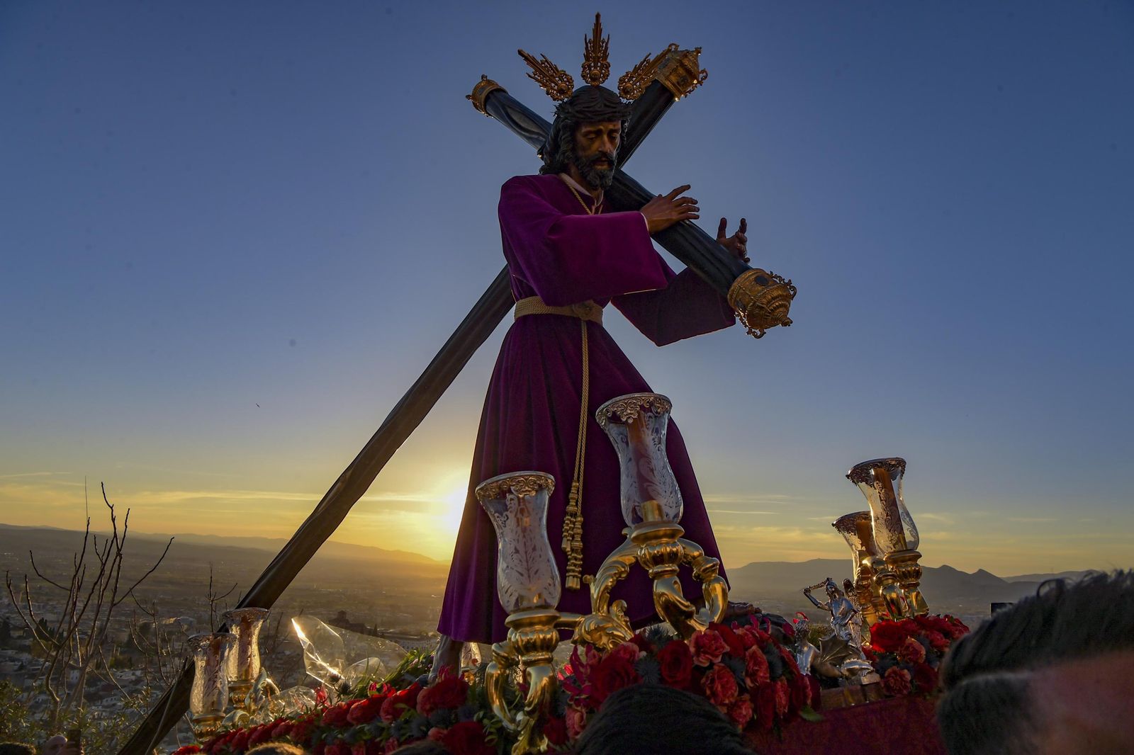 Galería: La Estrella sube en vía crucis al Cerro de San Miguel