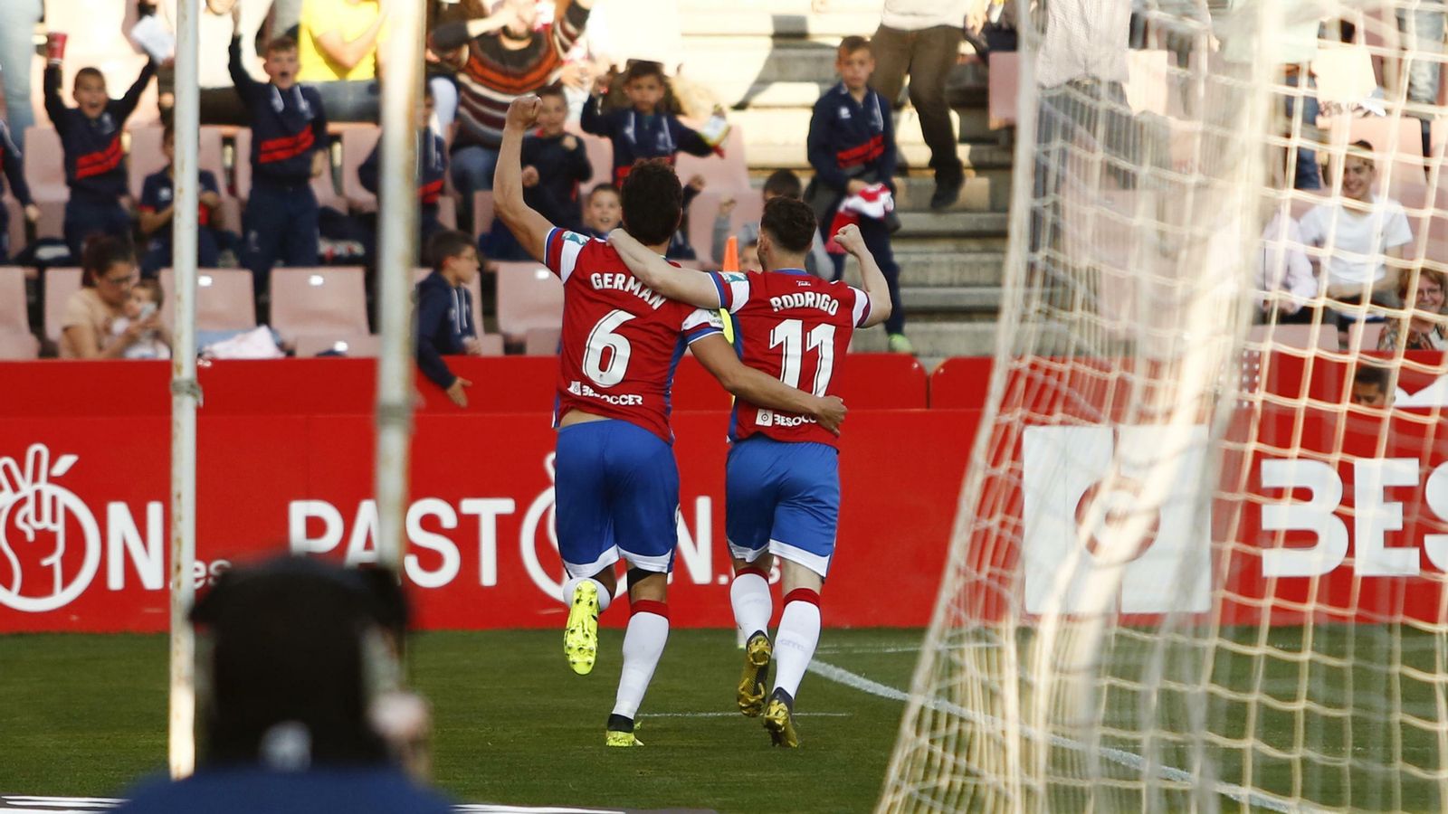 Germán recibe la felicitación de Rodri tras el gol