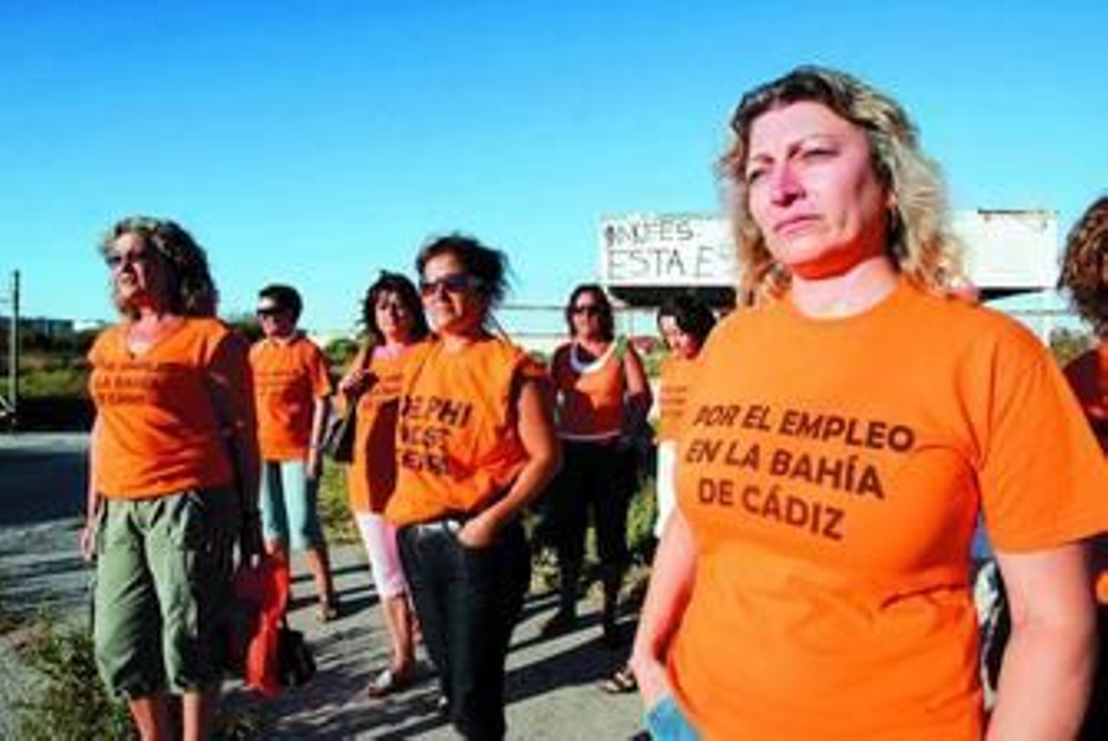 Un grupo de esposas y madres de ex trabajadores, a las puertas de la factoría puertorrealeña, ayer.