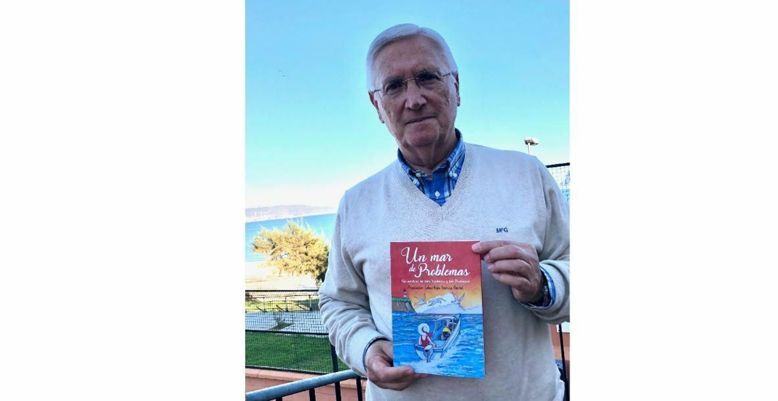 Francisco García Corral posa con un ejemplar de su última novela, 'Un mar de problemas'.