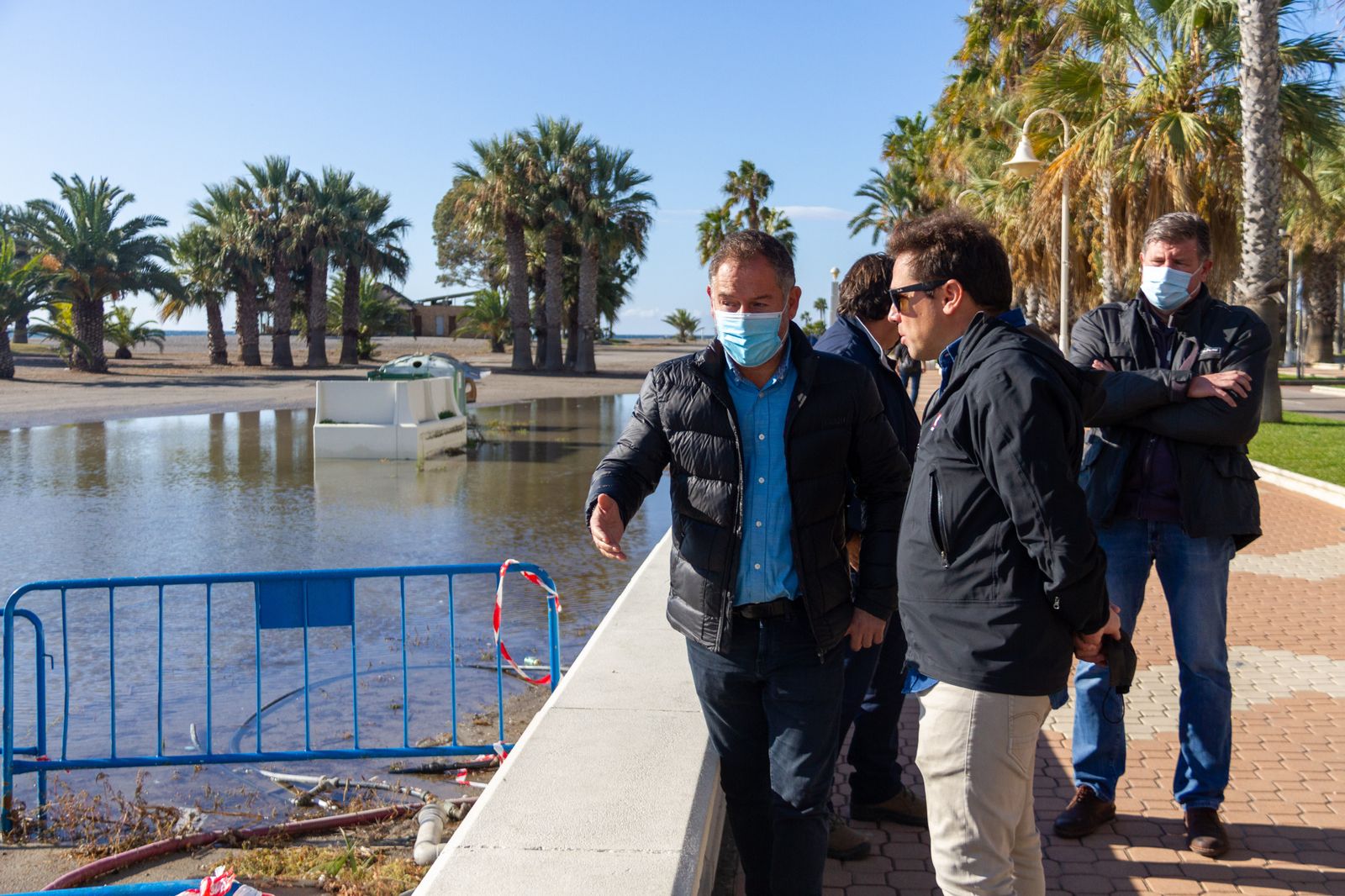 Imágen de archivo de Lemos con un técnico de Costas durante la última inundación de la Playa de Poniente