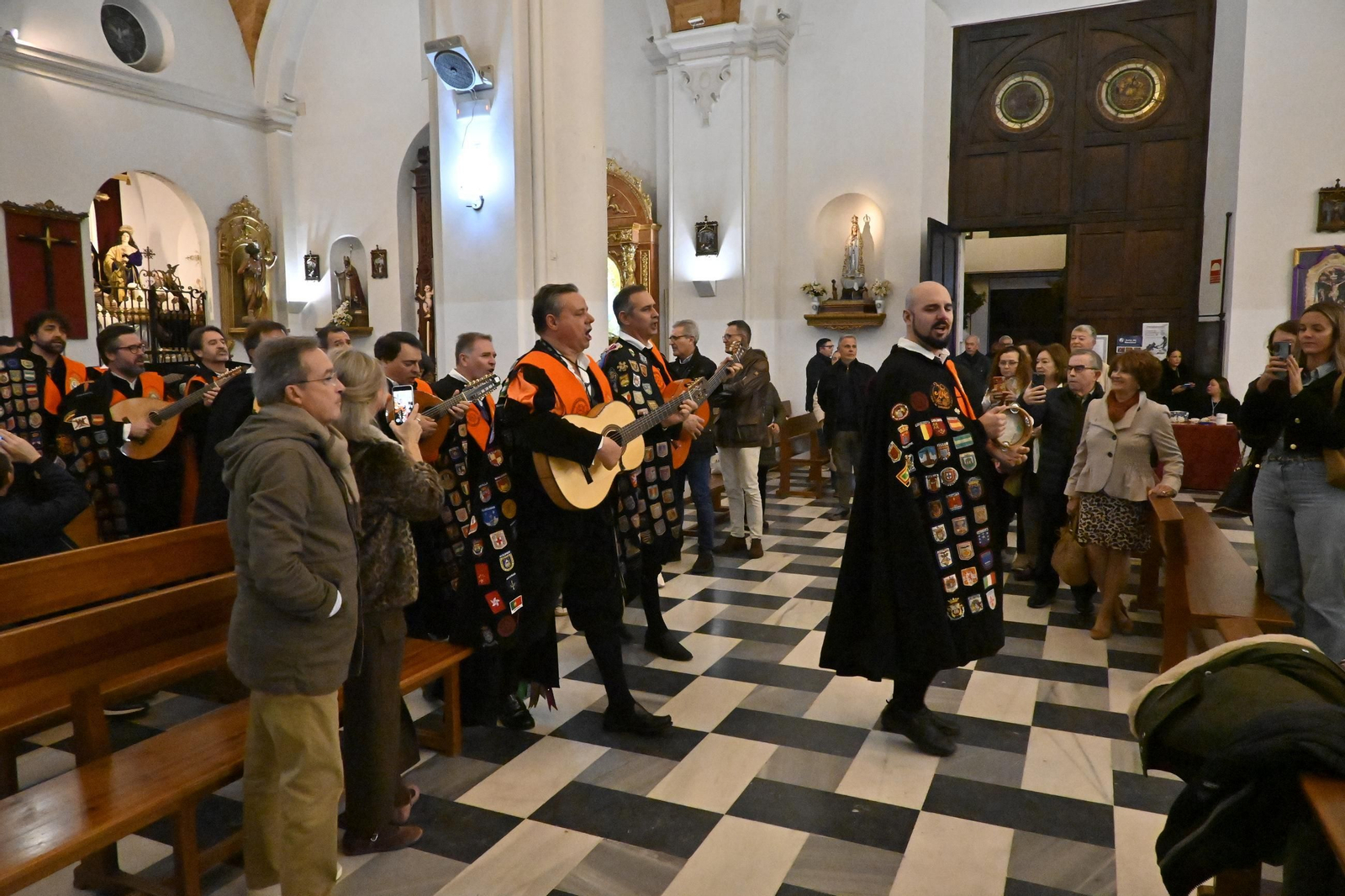 Imágenes de la tradicional tuna de empresariales tocando en el monumento de la Inmaculada