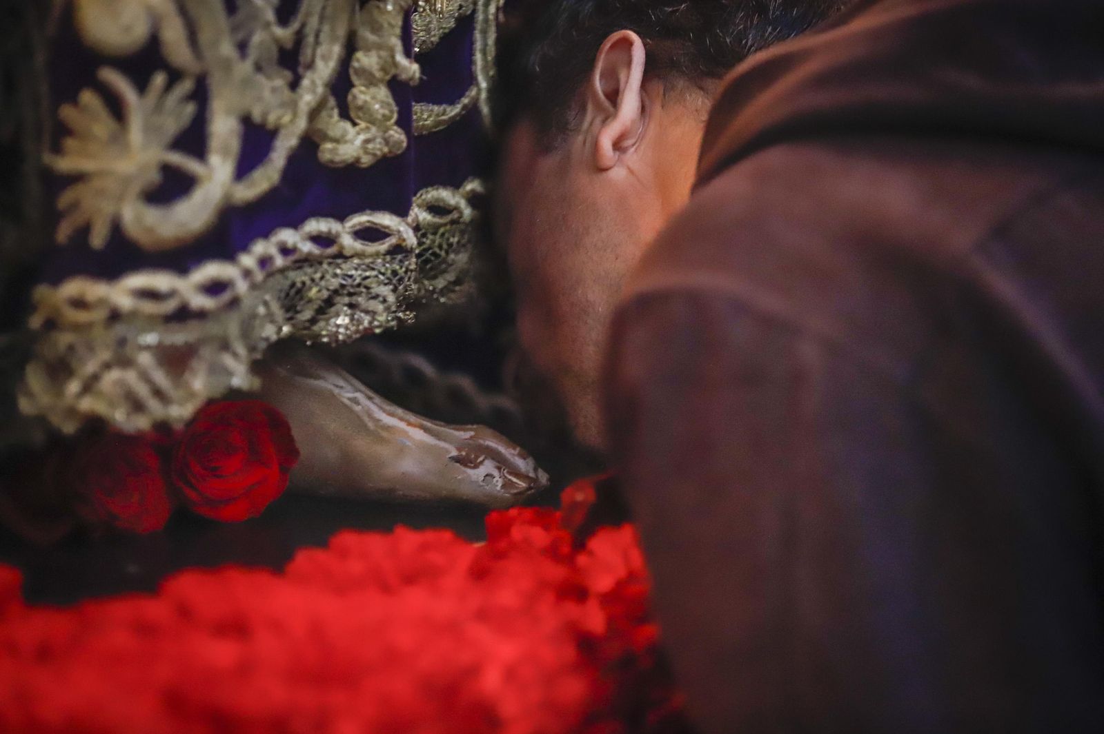 Besapiés a Jesús del Rescate en el primer viernes de Cuaresma