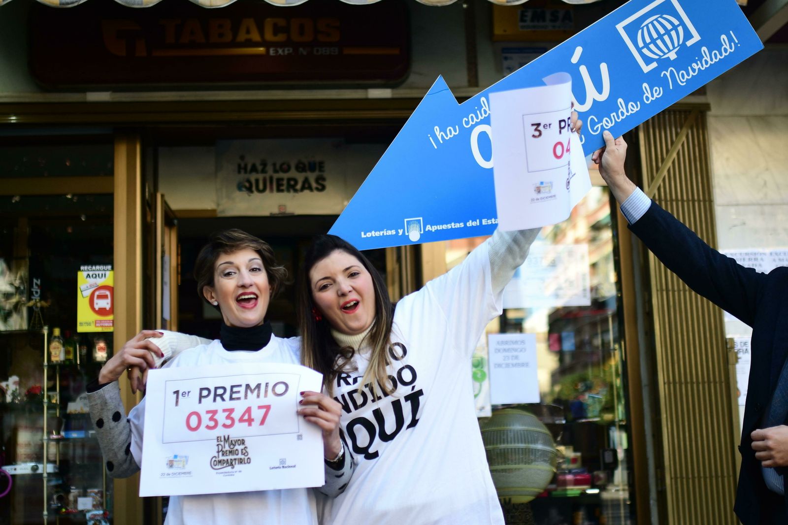 María José Gaitán y Ana Gavilán, del estanco de la avenida de Barcelona, que vendió un décimo del Gordo en 2018.