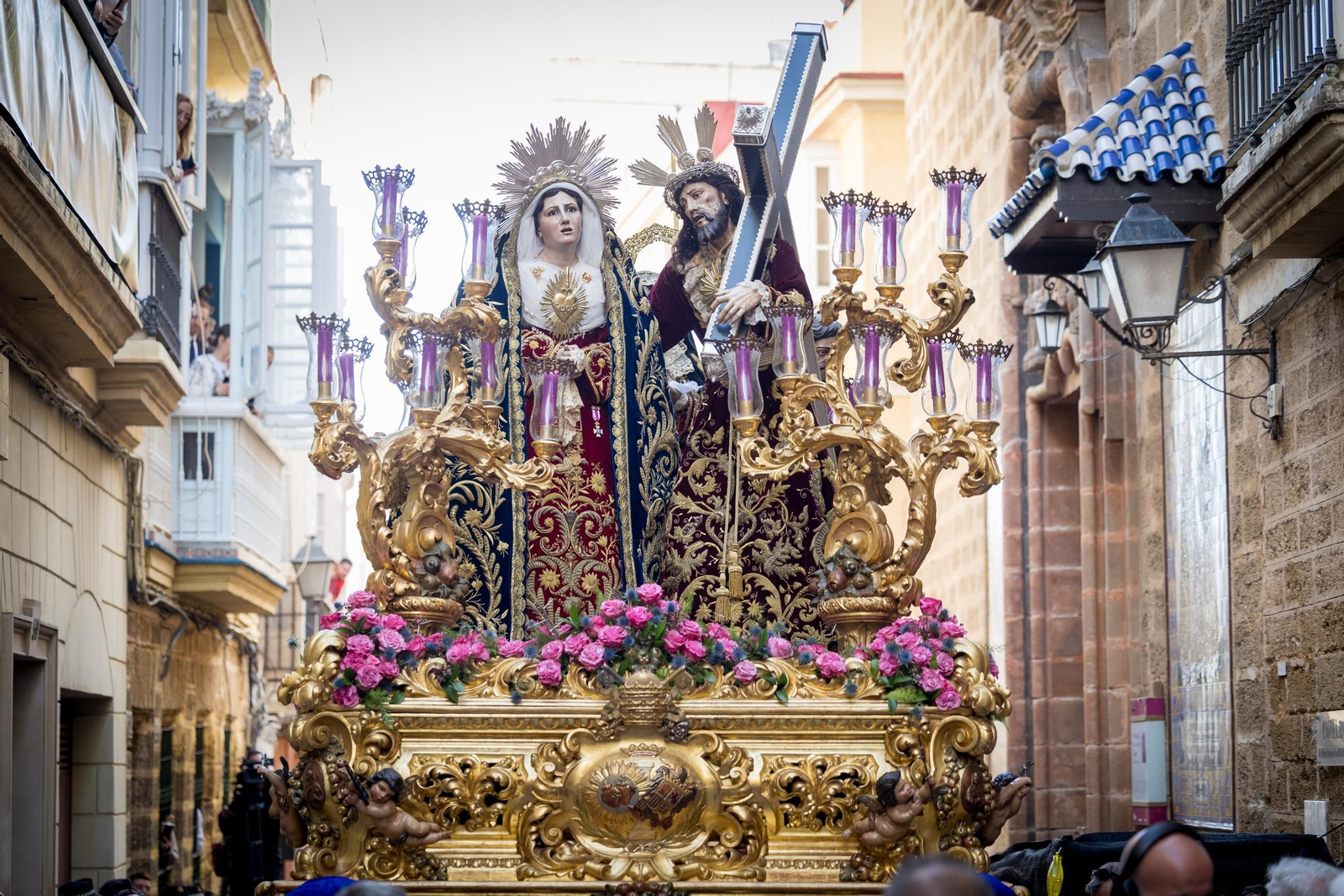 Imágenes de la salida de Afligidos en la Semana Santa de Cádiz 2025