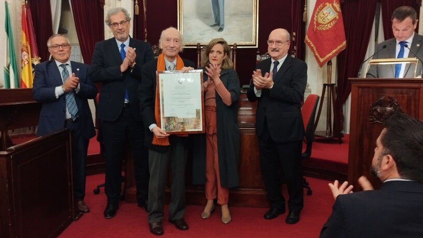 Juan Antonio Macías, recogiendo el premio Gaditano del Año en el Área Literaria.