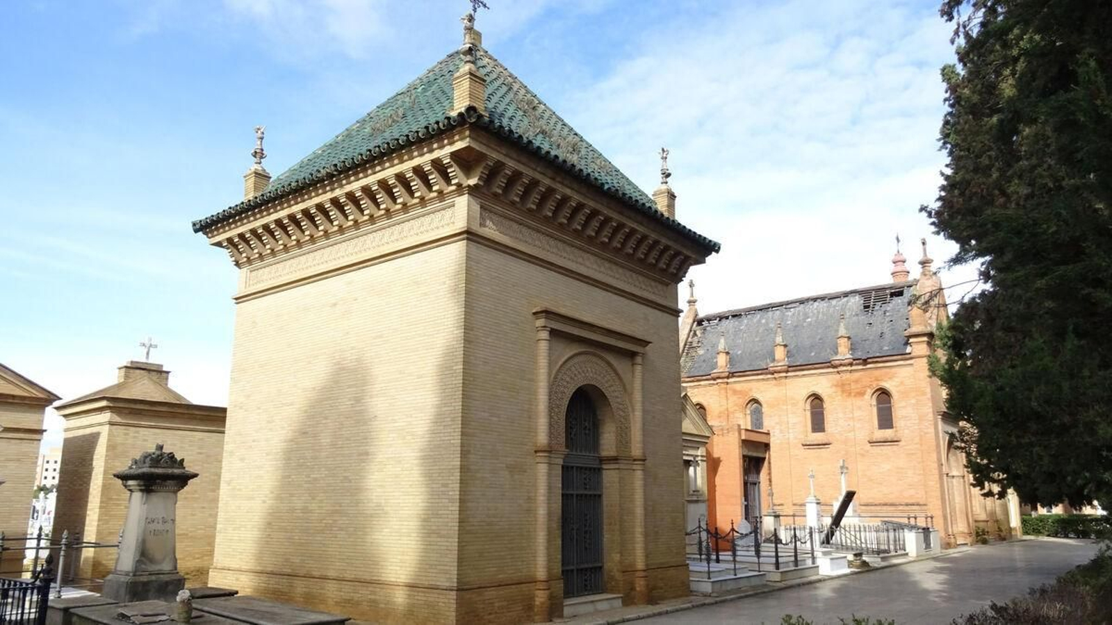 Panteón familiar de Aníbal González