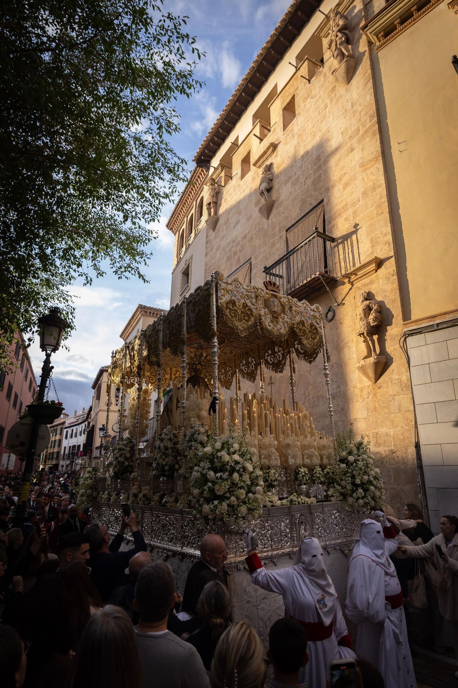 Las mejores fotos del nuevo recorrido por el Realejo de la procesión de la Aurora en el Jueves Santo de Granada