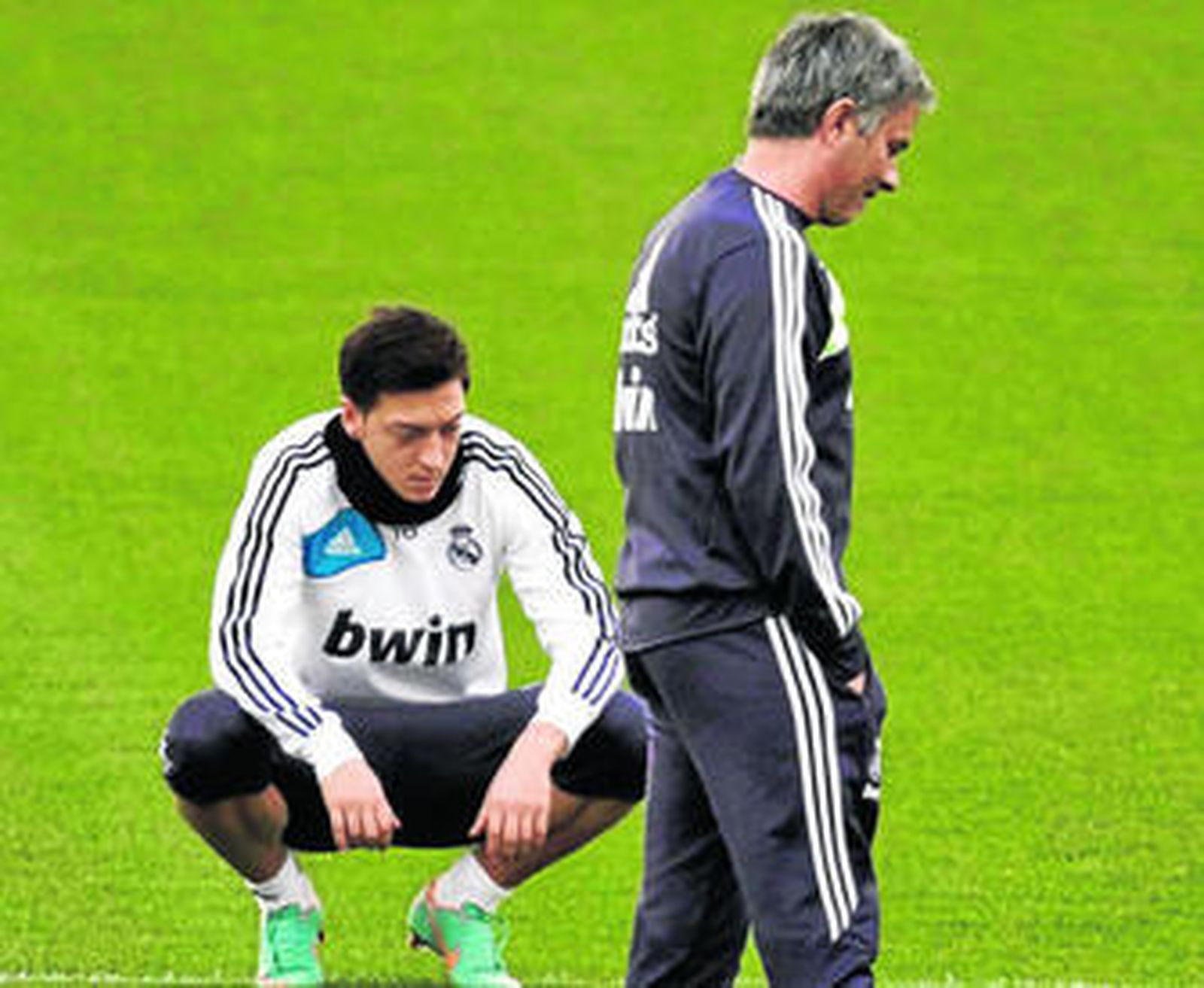 Mourinho pasea pensativo junto a Özil en el entrenamiento.