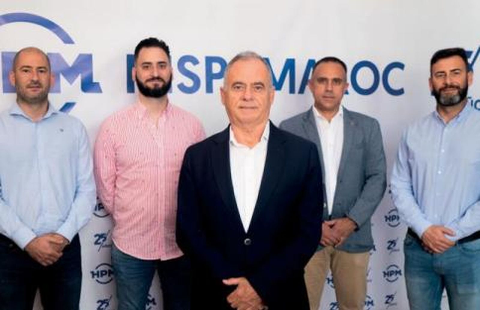 José Gil, fundador de la empresa, en el centro de la imagen