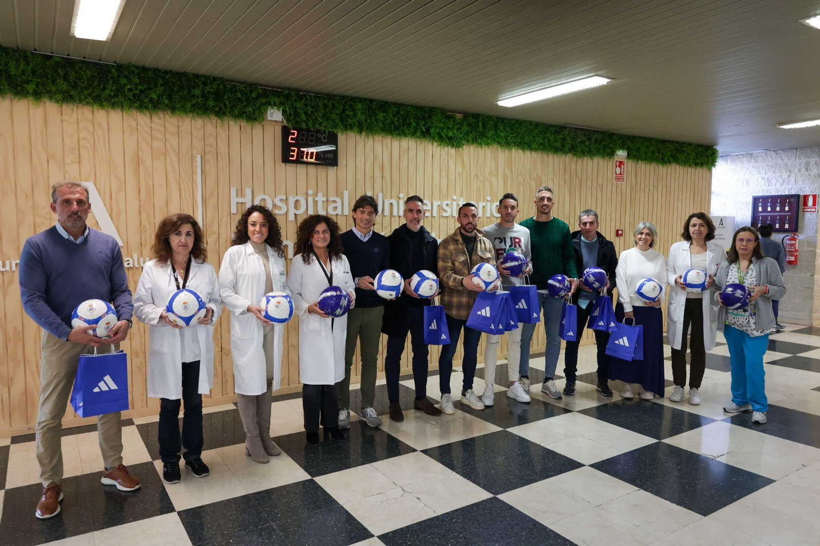 Las imágenes de la visita de los jugadores del Recre a los niños hospitalizados en el Juan Ramón Jiménez