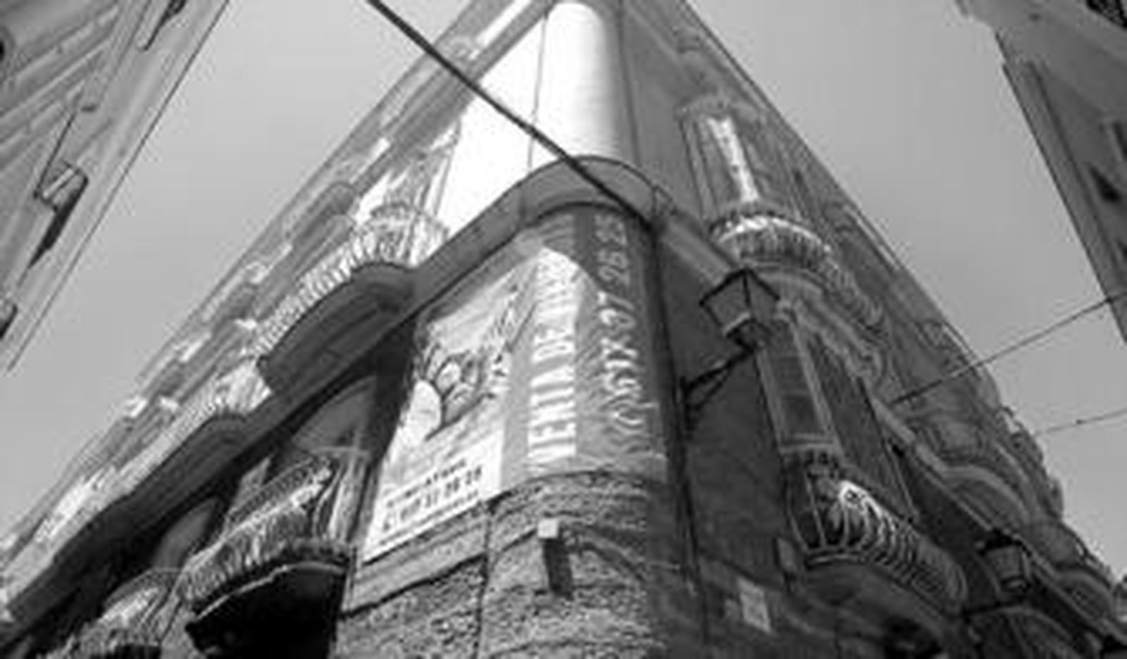 Los carteles de venta de las viviendas, en la fachada del palacete.