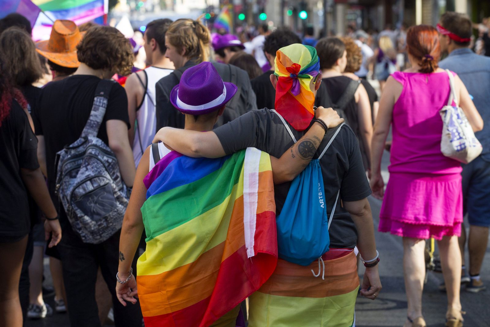 Una pareja de lesbianas durante el desfile del orgullo gay de Murcia.