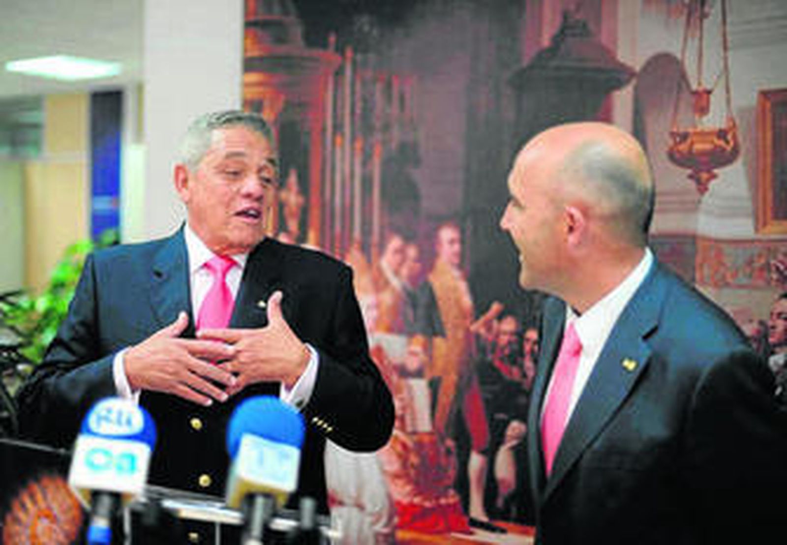 El alcalde isleño, Manuel de Bernardo, junto al maestro masón Luis Montes, ayer, en la Oficina del 2010.