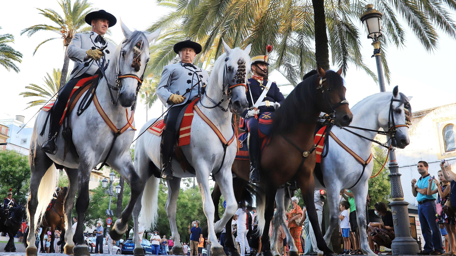 Desfile del Escuadrón de Caballería de la Guardia Real por las calles de Jerez