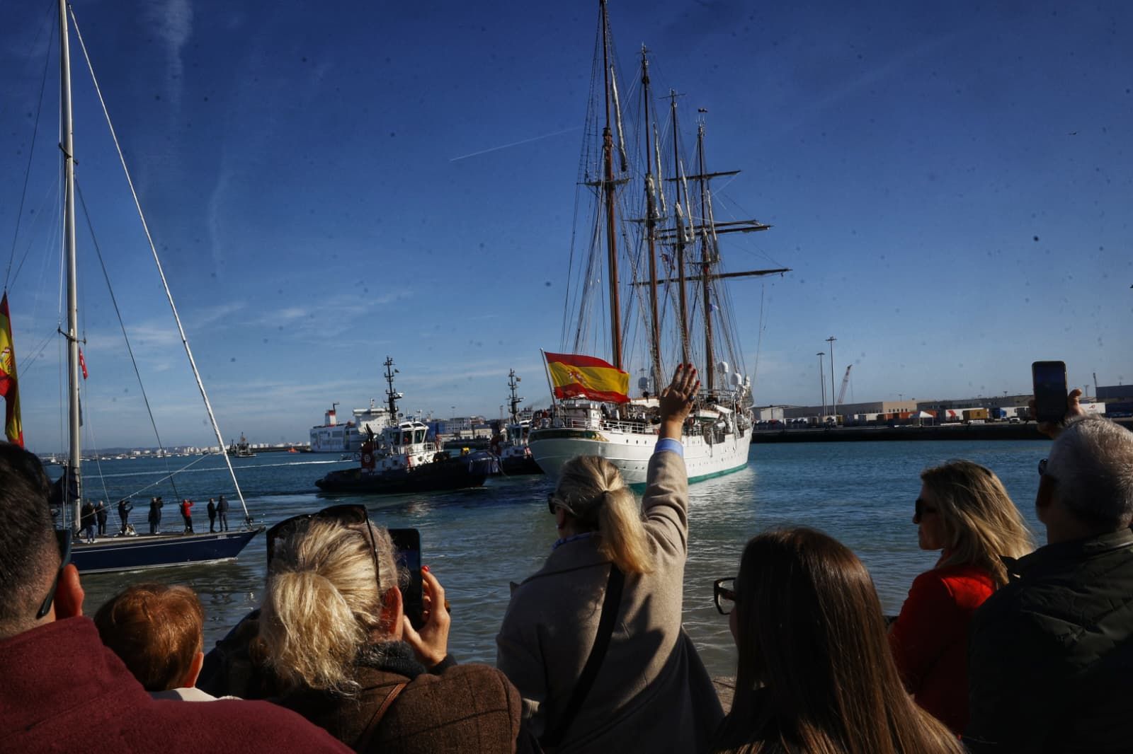 Cádiz despide al 'Elcano' en el inicio de su 98 crucero de instrucción.