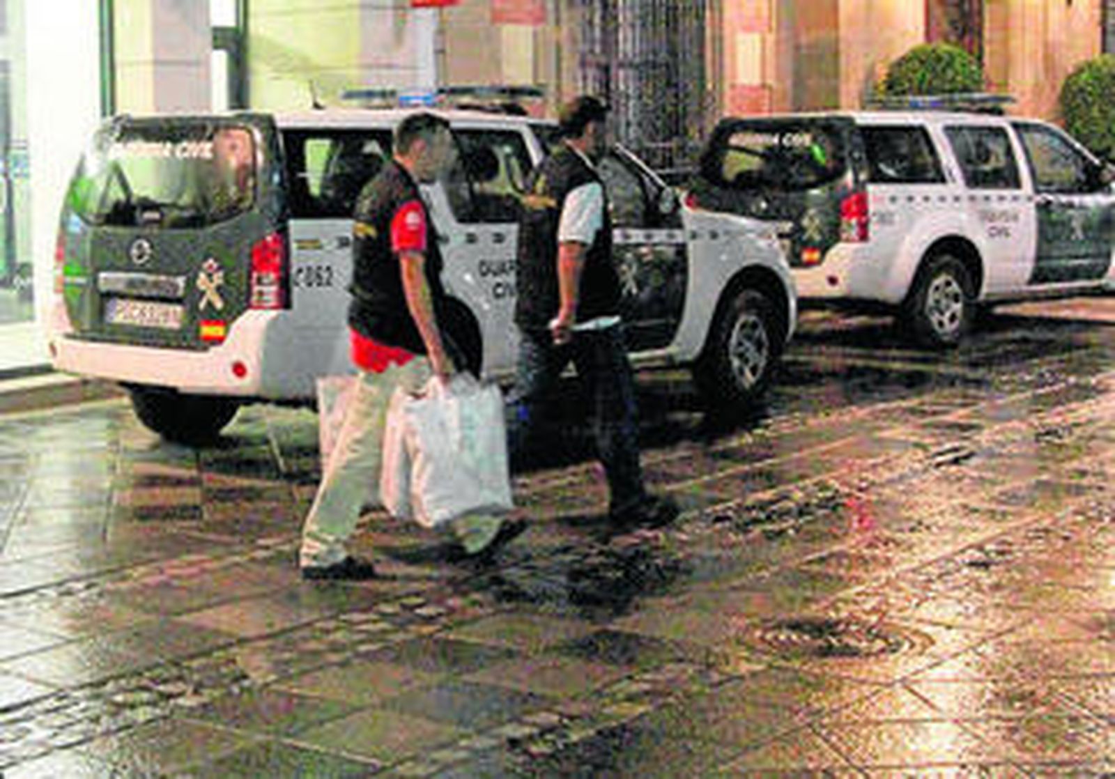 La Guardia Civil saca parte del material de la calle Convento.