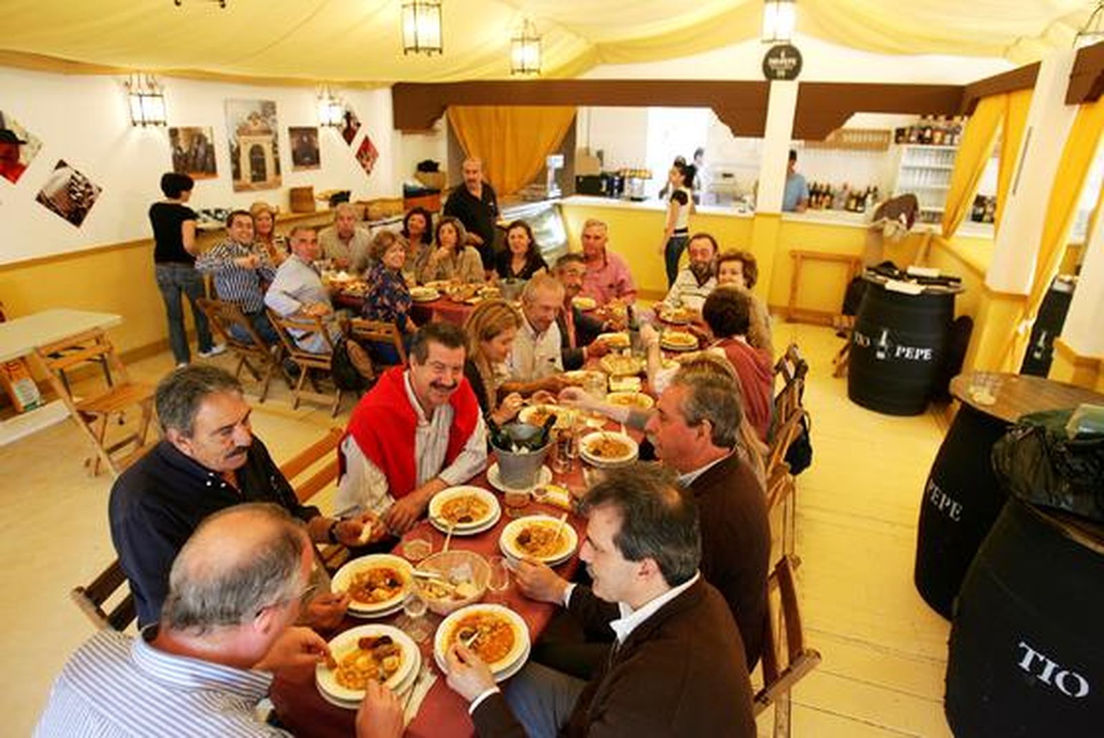 Ambiente de lujo el que se vivió en la caseta 'Alboroto' durante la comida de sus socios

Foto: Pascual
