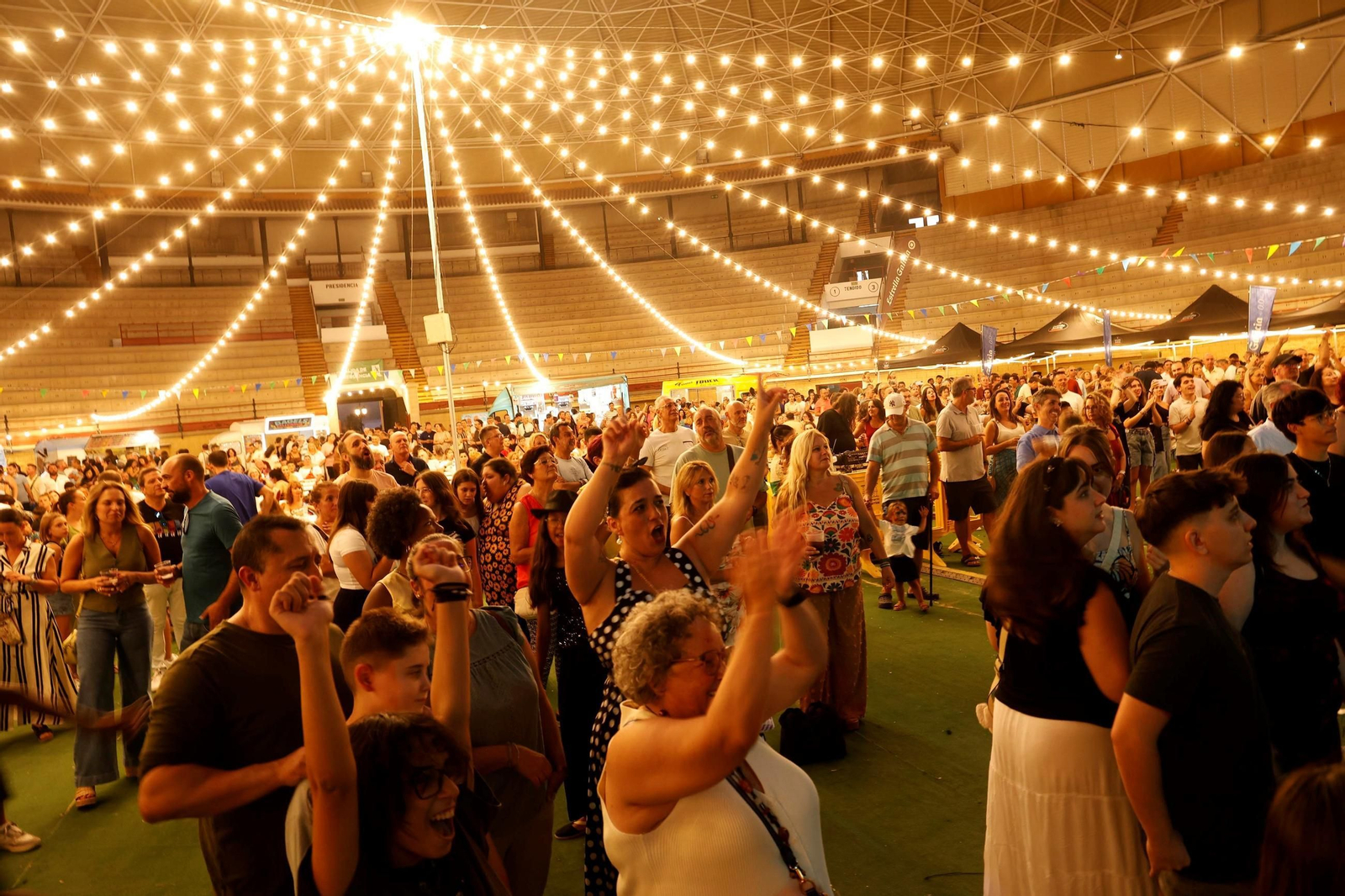 El público disfrutando durante el IV Festival Mundial de Foodtrucks.