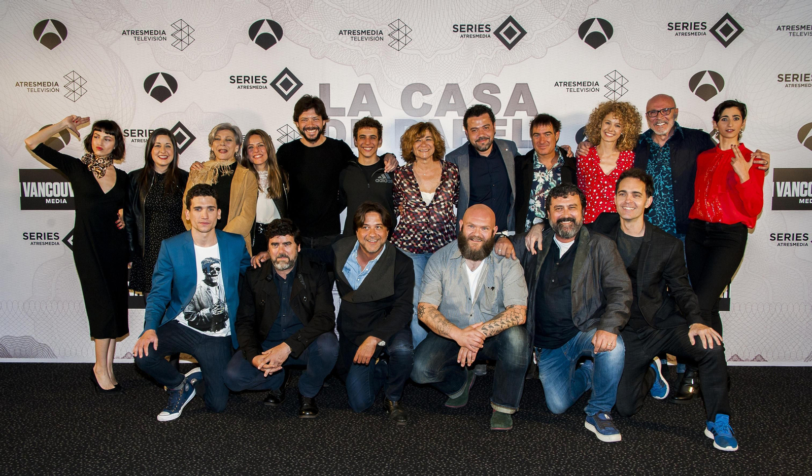 El equipo de la serie, ayer, en la presentación a los medios.