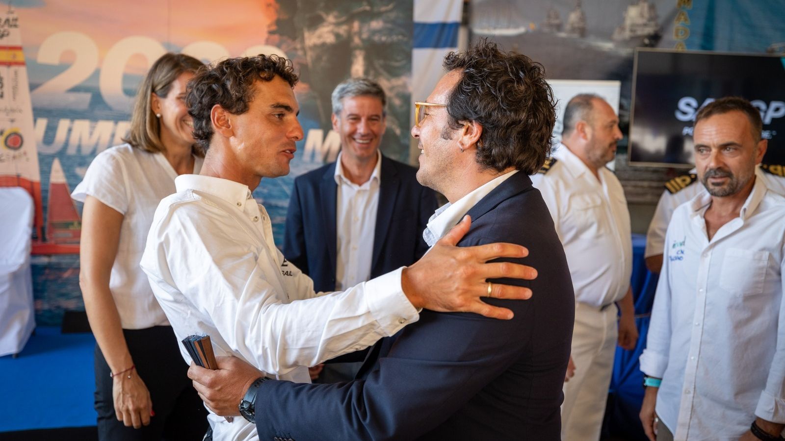 El alcalde saluda al piloto de España.