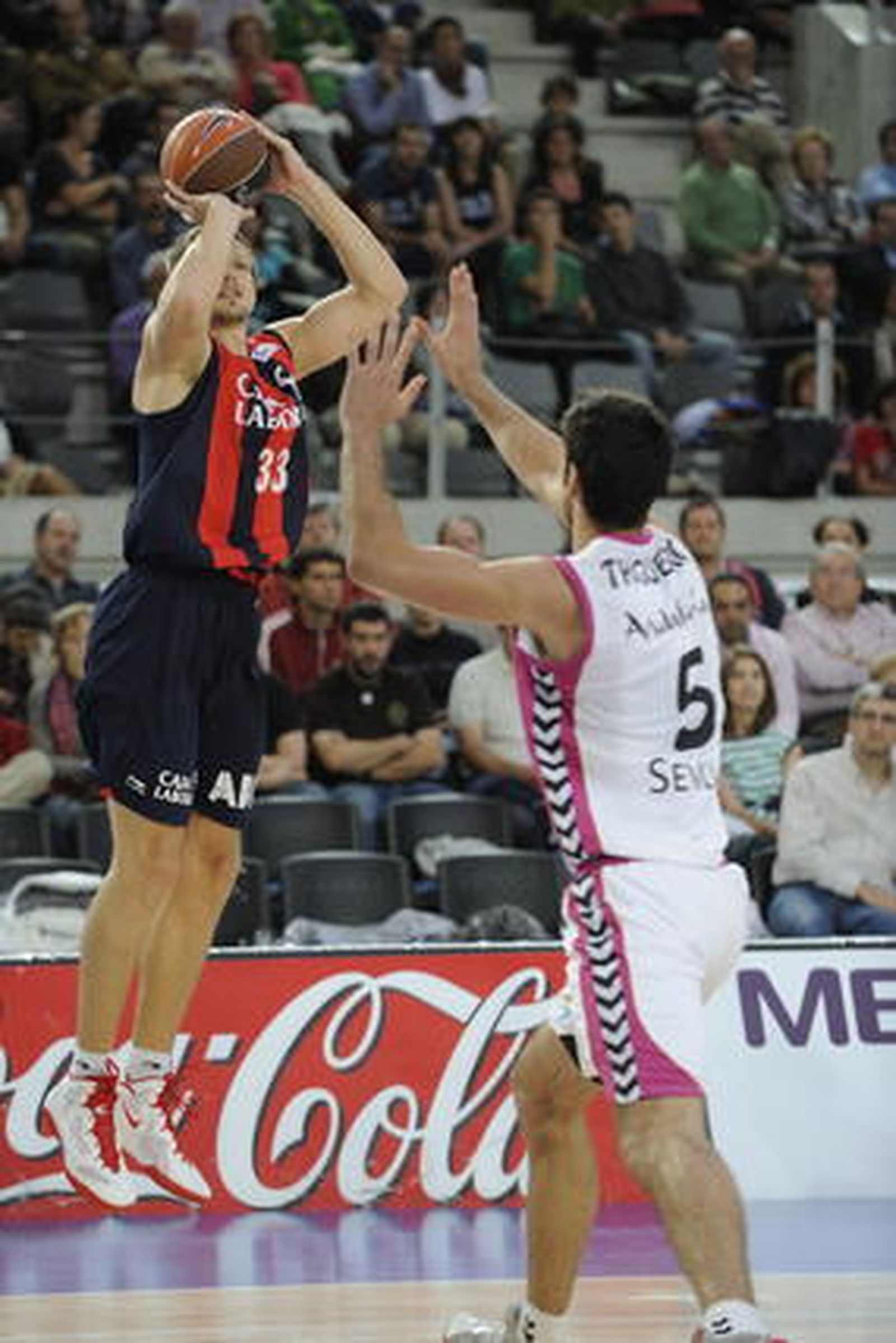 El Cajasol-Banca Cívica comienza su andadura en la Liga Endesa con derrota en casa del Caja Laboral (73-60).

Foto: Lino González (ACB Photo)