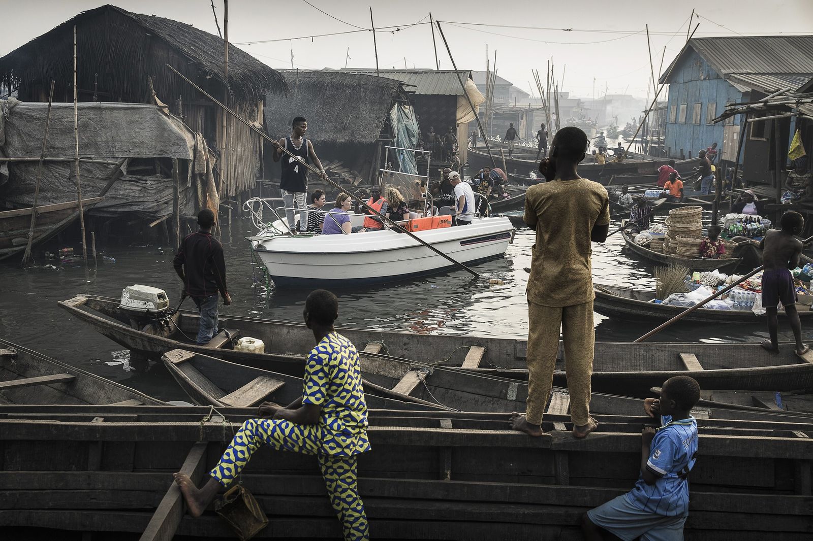 Ganadora de la categoría 'Contemporary Issues - Singles', por  Jesco Denzel.  La foto muestra un bote con turistas de Lagos Marina, dirigido a través de los canales de la comunidad de Makoko, un antiguo pueblo de pescadores que se ha convertido en un enorme asentamiento informal a orillas de Lagos Lagoon, Lagos, Nigeria, el 24 de febrero de 2017