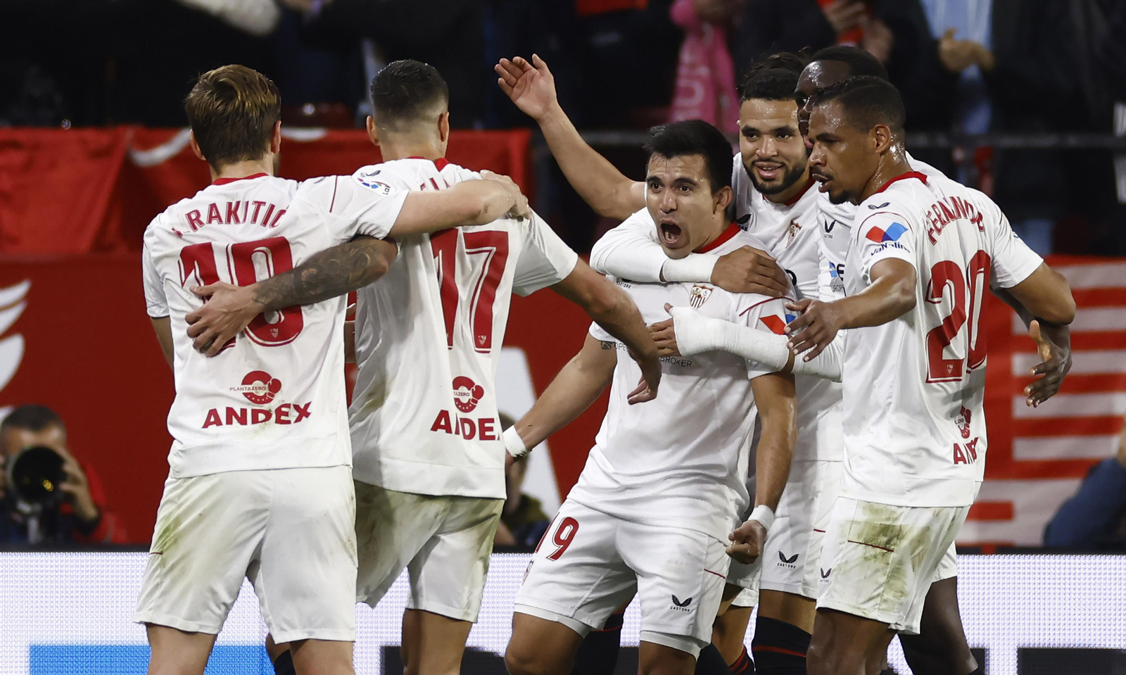 Acuña celebra con sus compañeros el primer gol sevillista.