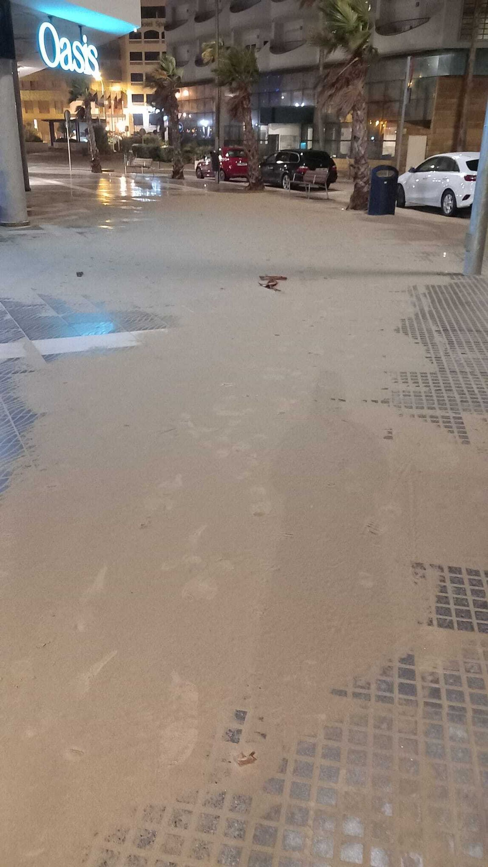 La arena llegó hasta la acera del Paseo Marítimo de Cádiz más alejada de la playa.