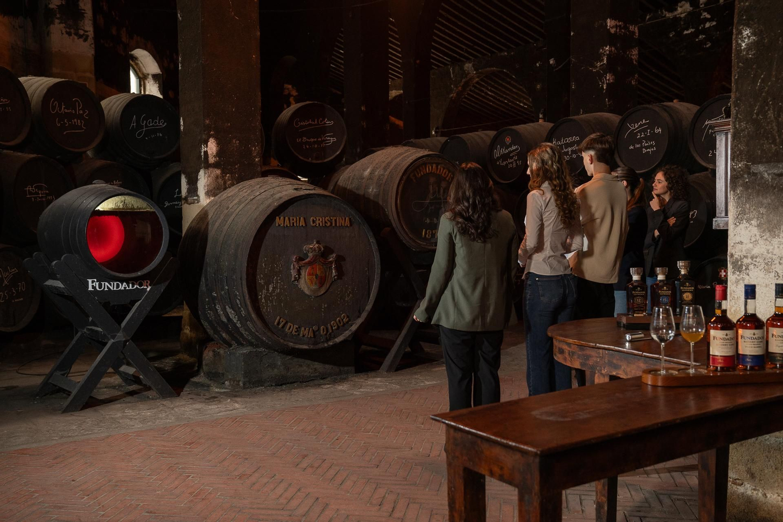 Un grupo de visitantes en Bodegas Fundador.