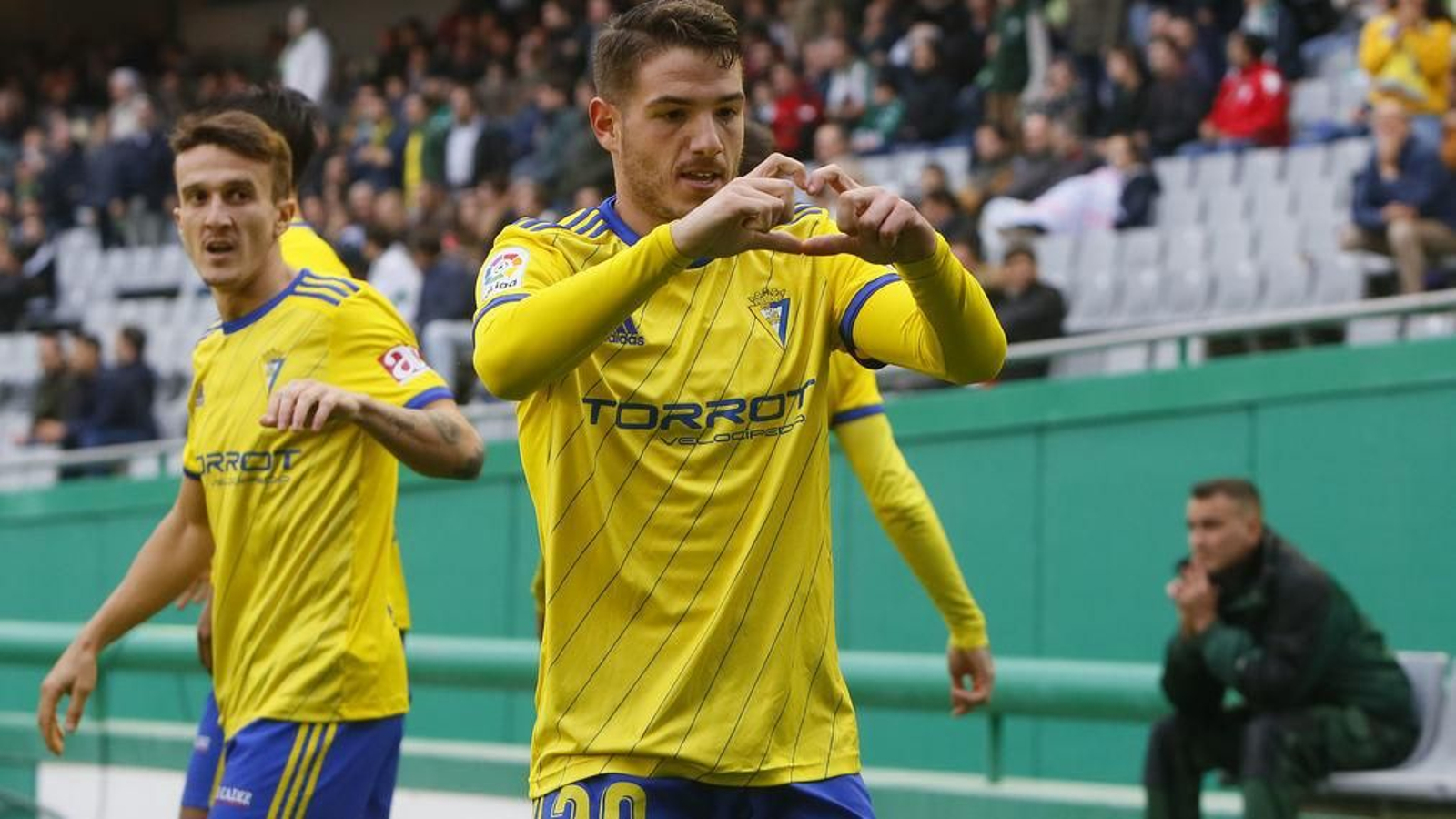 Manu Vallejo celebra el gol que marcó en Córdoba.