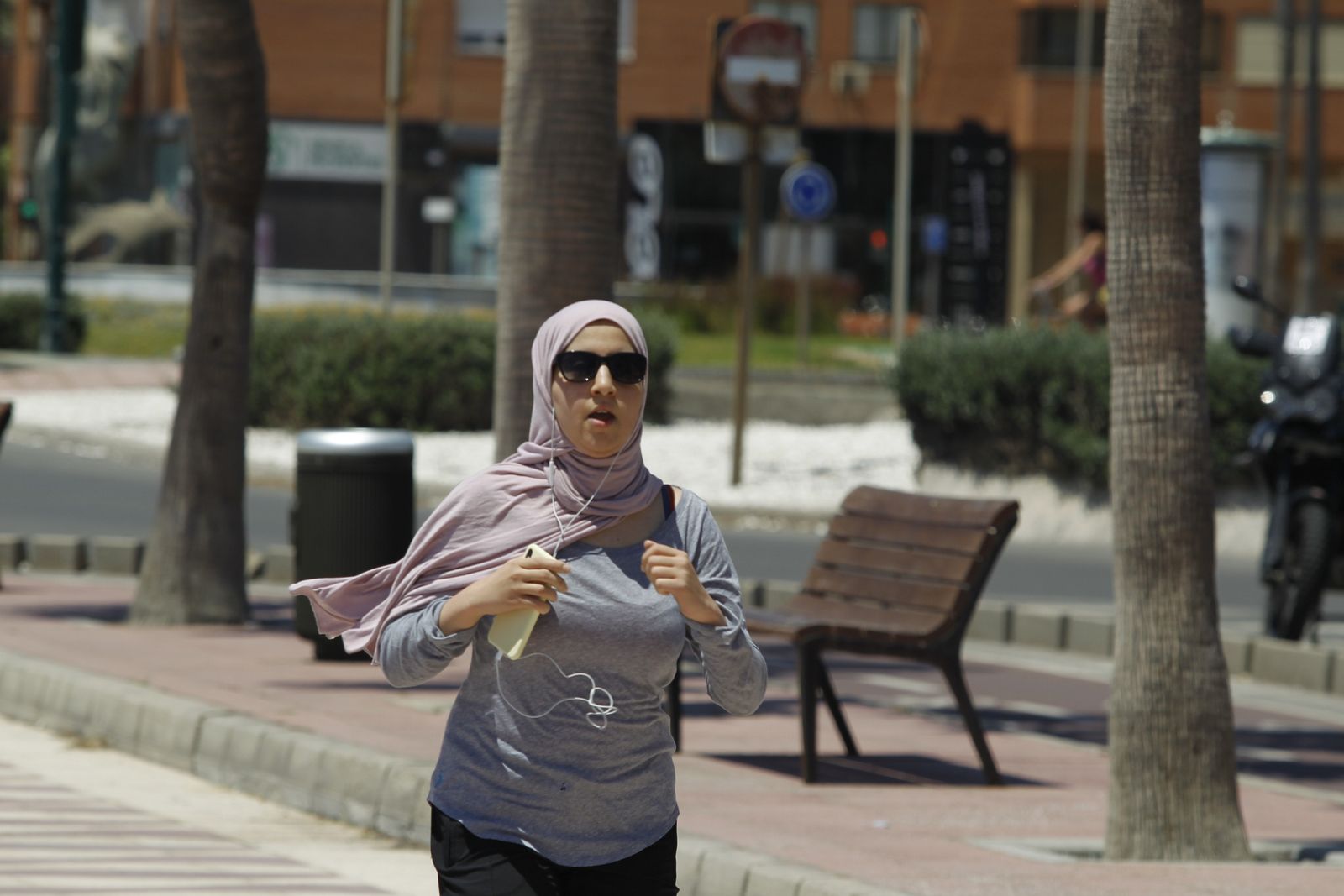 Fotogalería primer día de playa tras el confinamiento en Almería