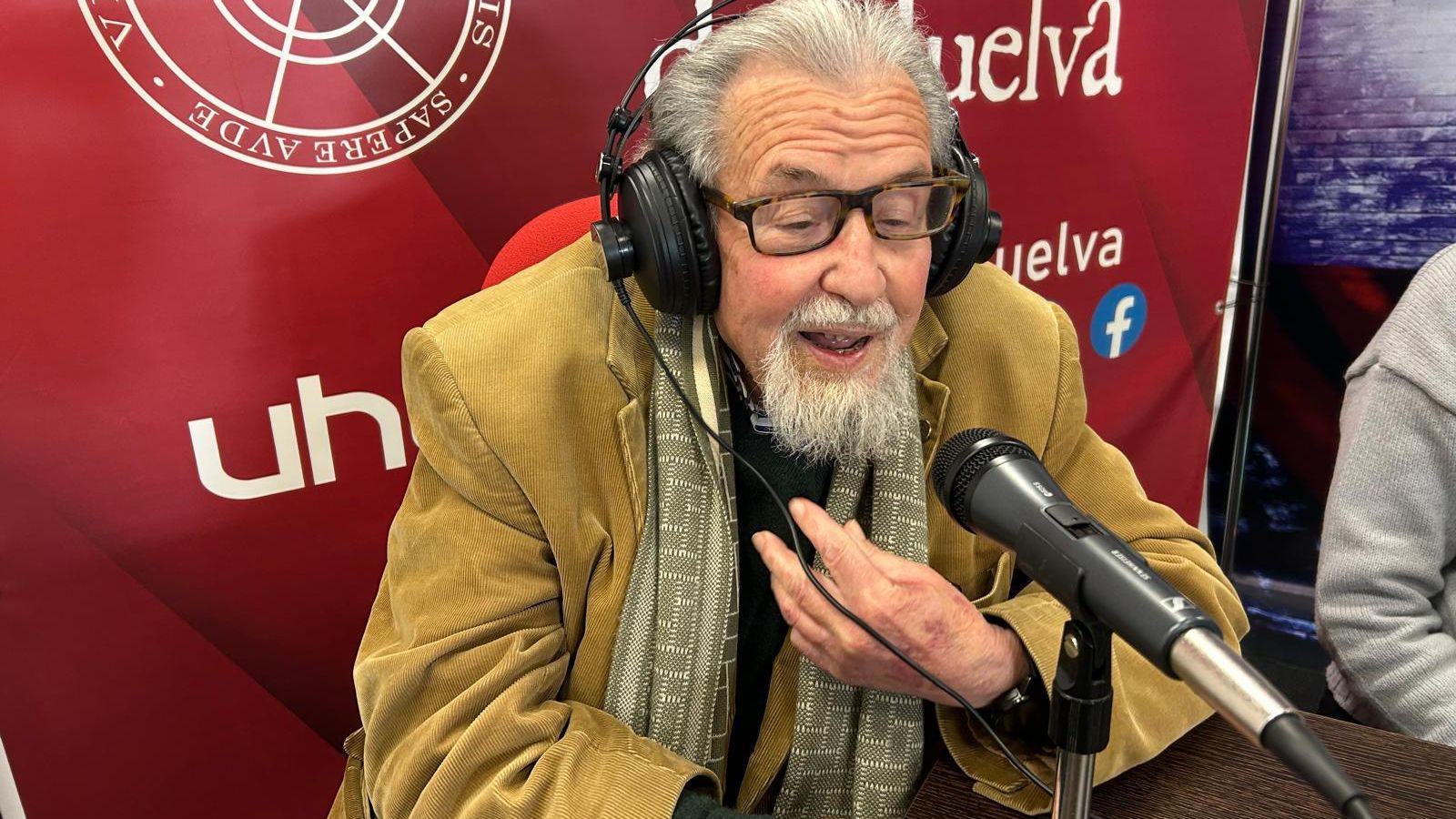 Paco Tébar participa cada semana en el programa de radio recitando poesías e interviniendo en las tertulias.
