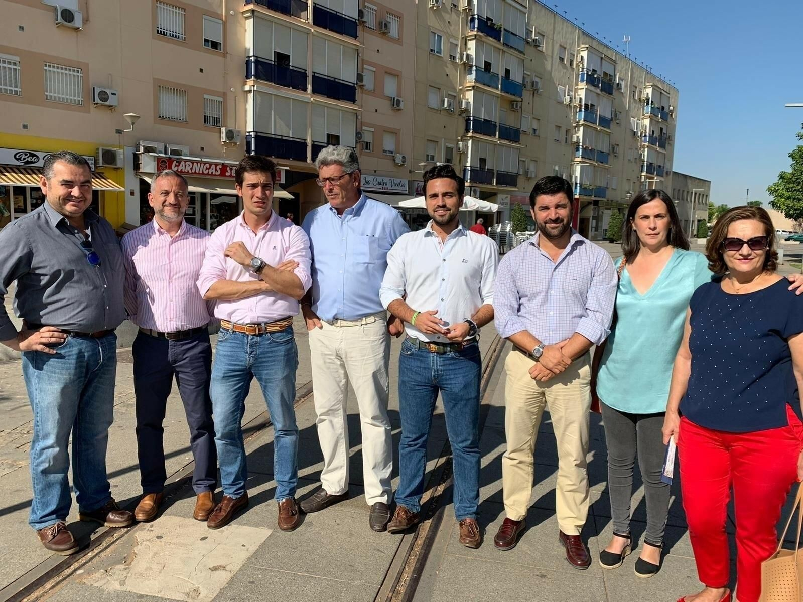 Ricardo Tarno, junto al portavoz del PP en la Diputación y concejales de Alcalá de Guadaíra.