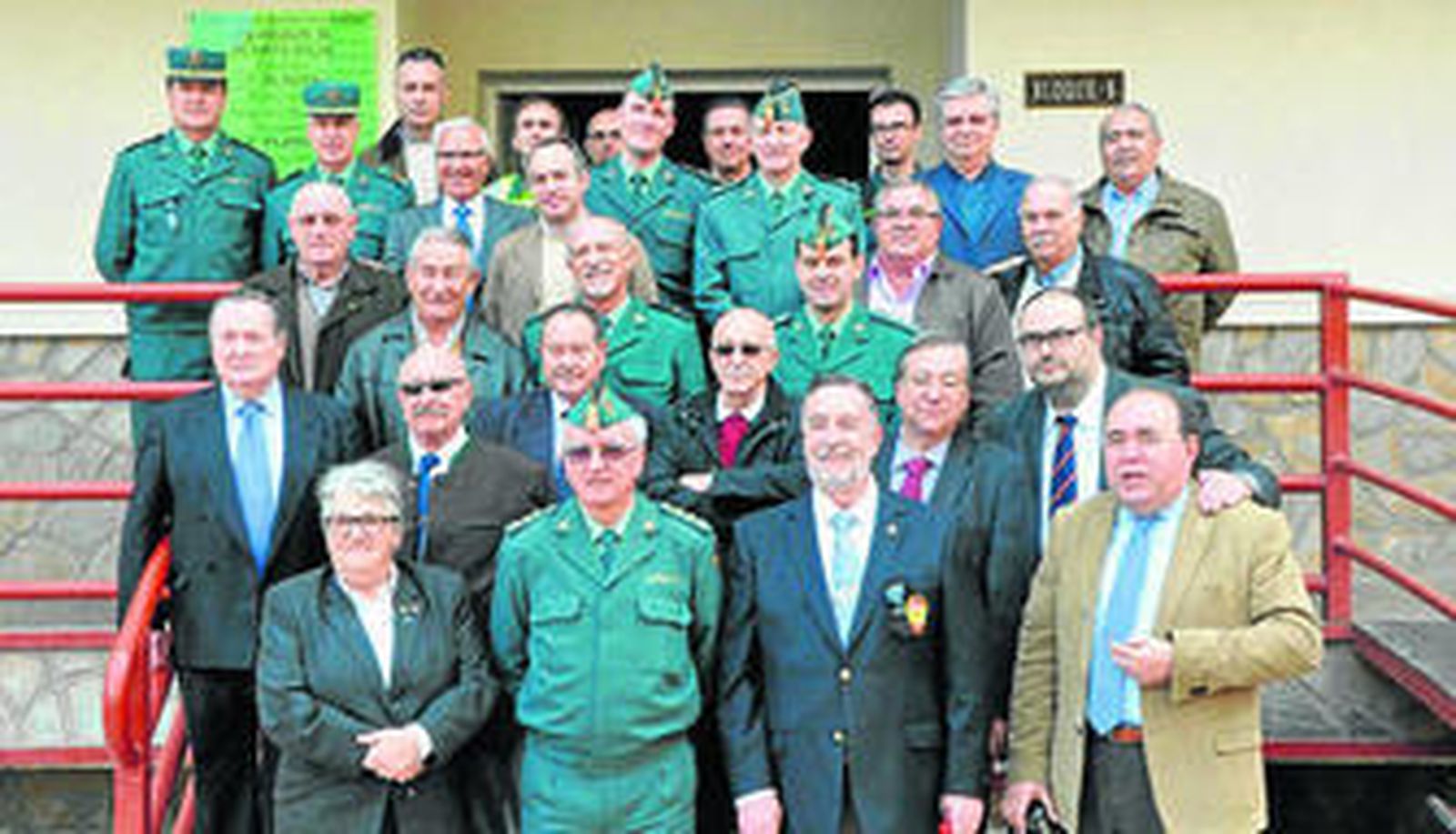 El coronel Francisco Jiménez junto al presidente López Tarifa, artilleros honoríficos y miembros de la Guardia Civil.
