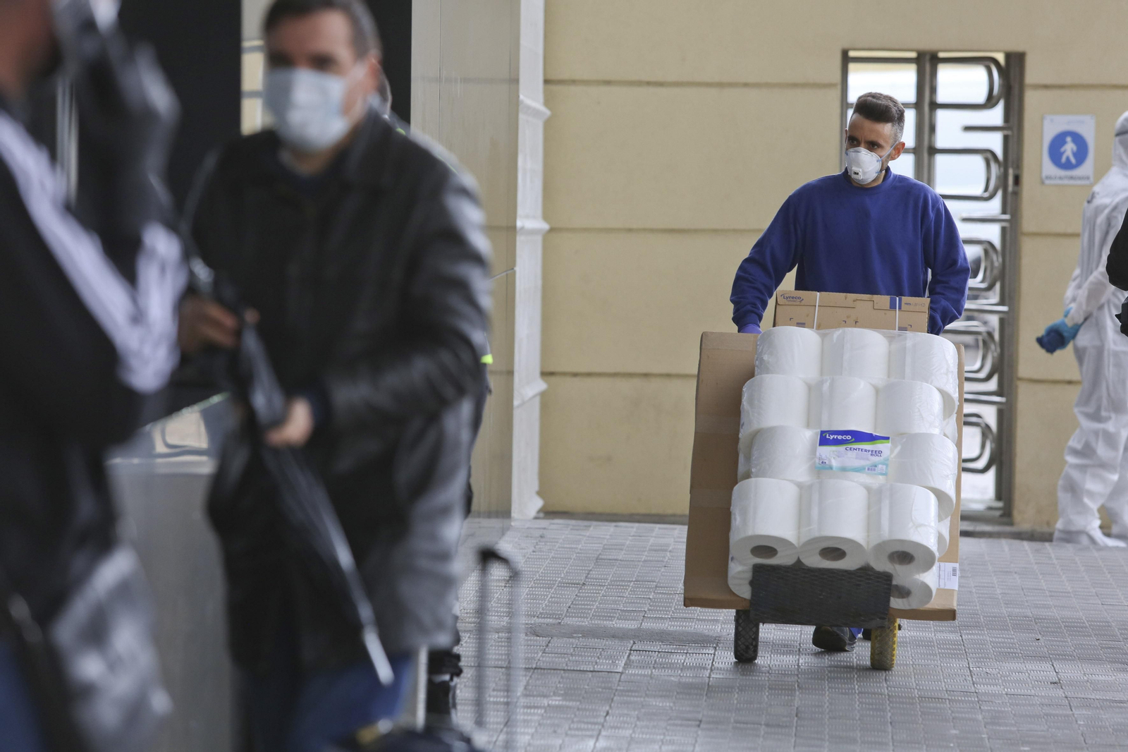 La UME desinfecta en Málaga la estación de autobuses y el puerto, en fotos