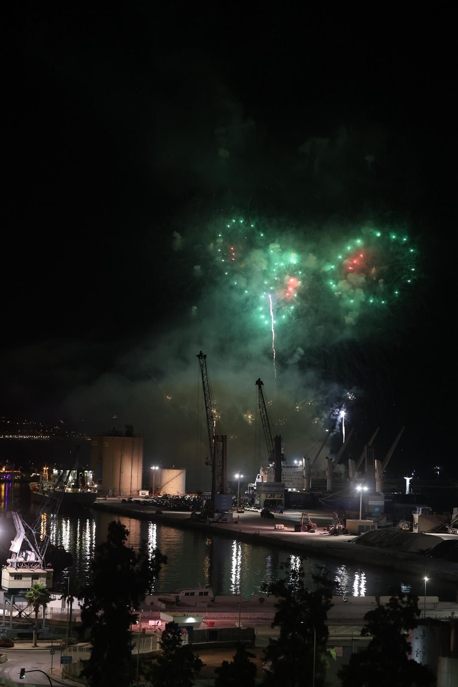 El show de drones y fuegos que da la bienvenida a la Feria de Málaga, en imágenes
