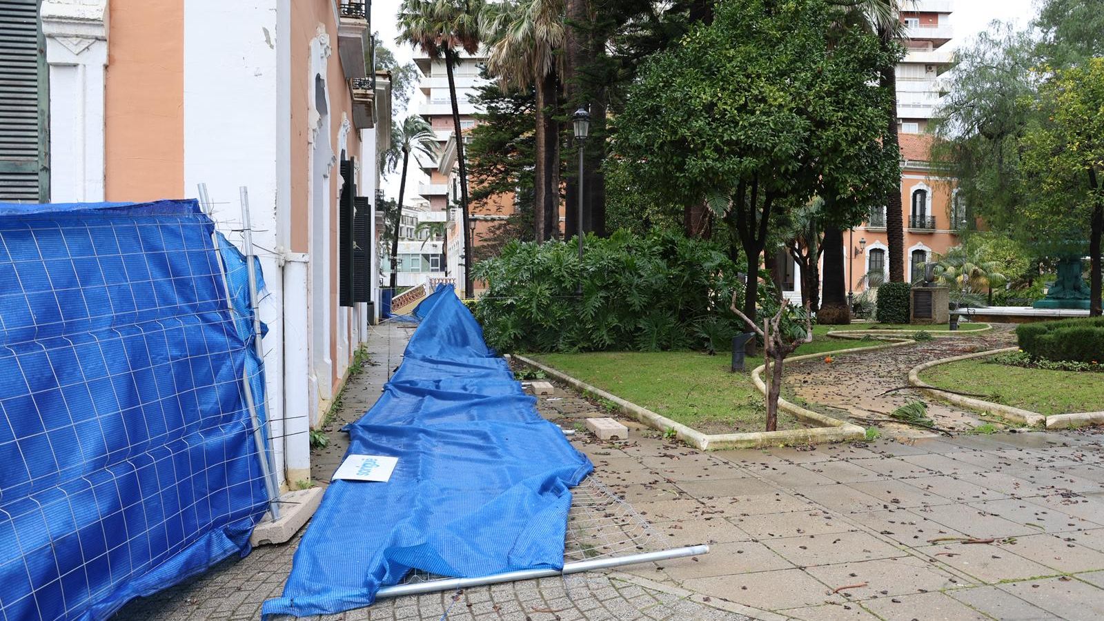 Vallas caídas en la Casa Colón.