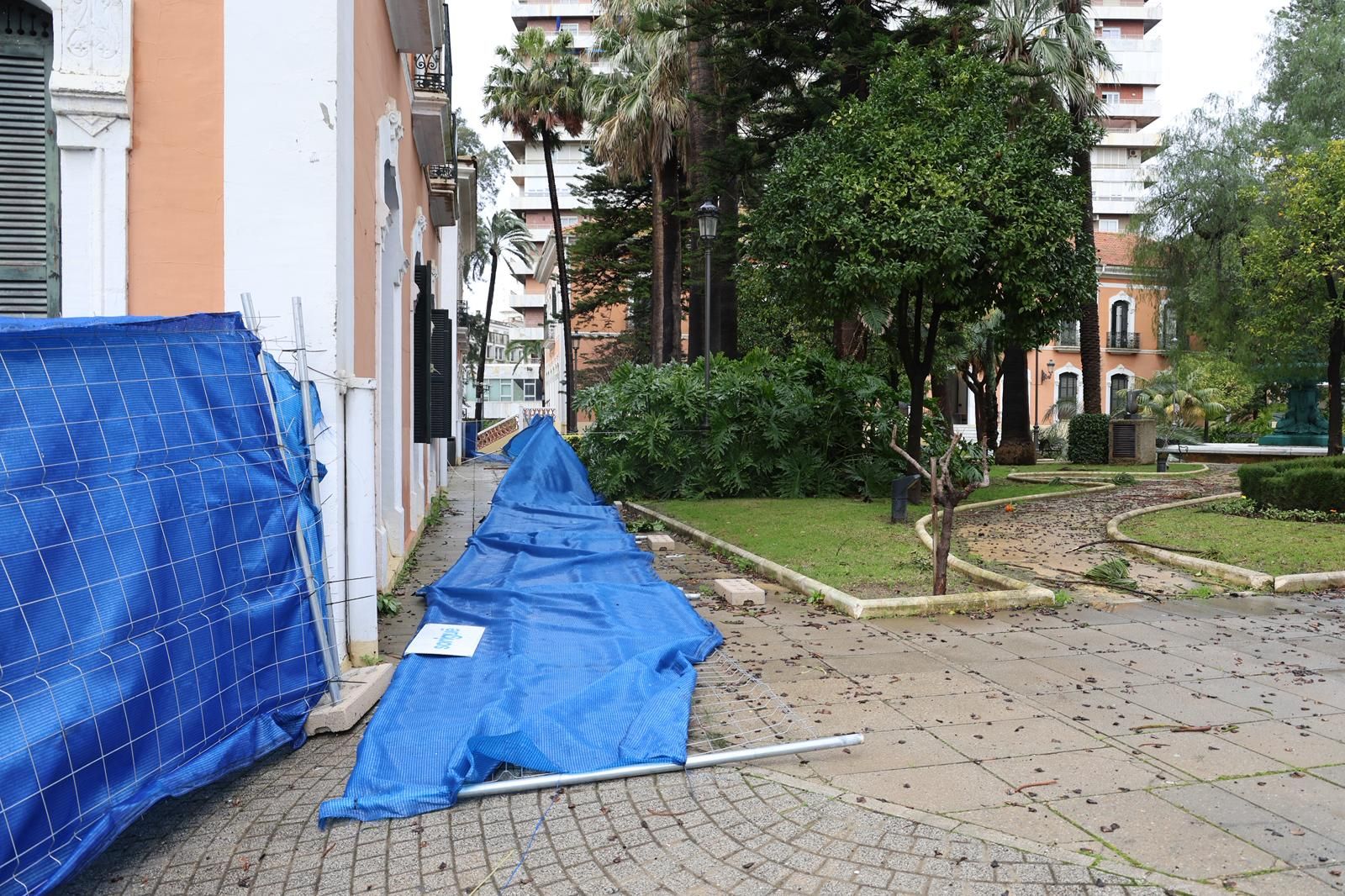 Vallas caídas en la Casa Colón.