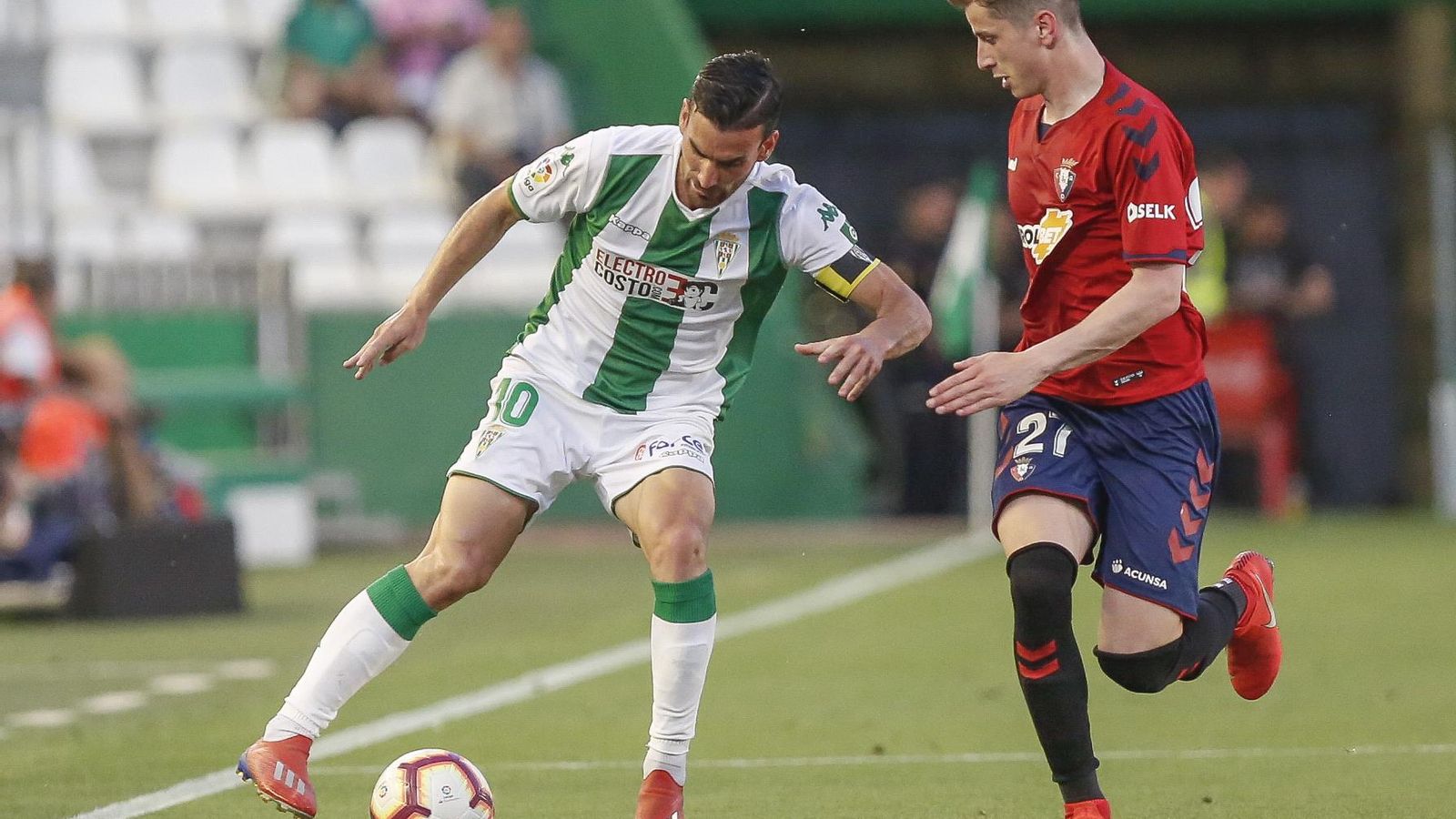 Alfaro controla el balón ante la presión de Olavide.