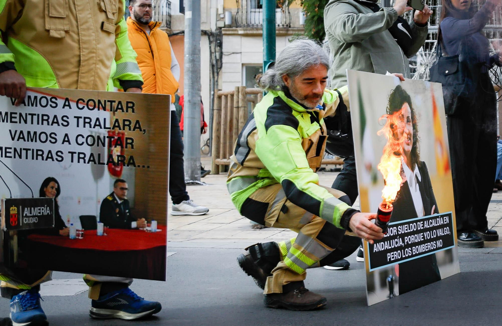 Imágenes de la manifestación de bomberos en Almería